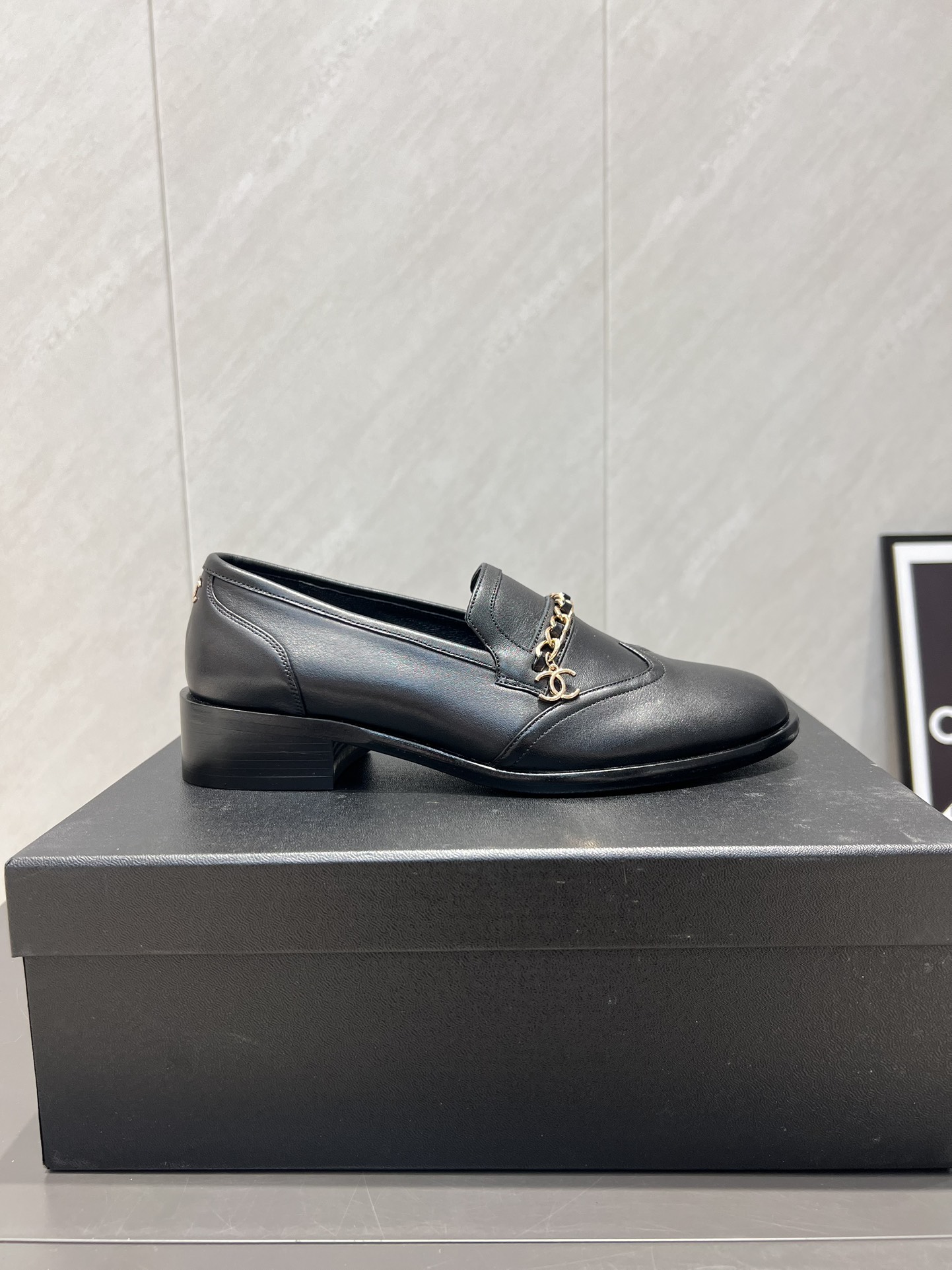 CHANEL 샤넬 원형토 체인 로퍼 구두 신발