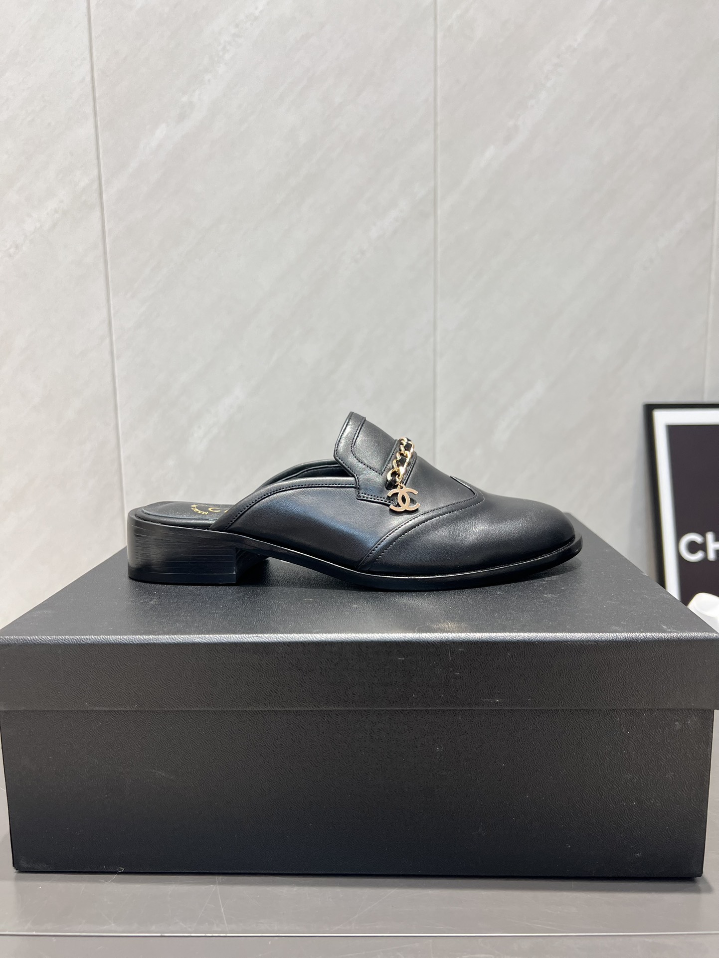 CHANEL 원형토 체인 로퍼 뮬 (반슬리퍼) 신발