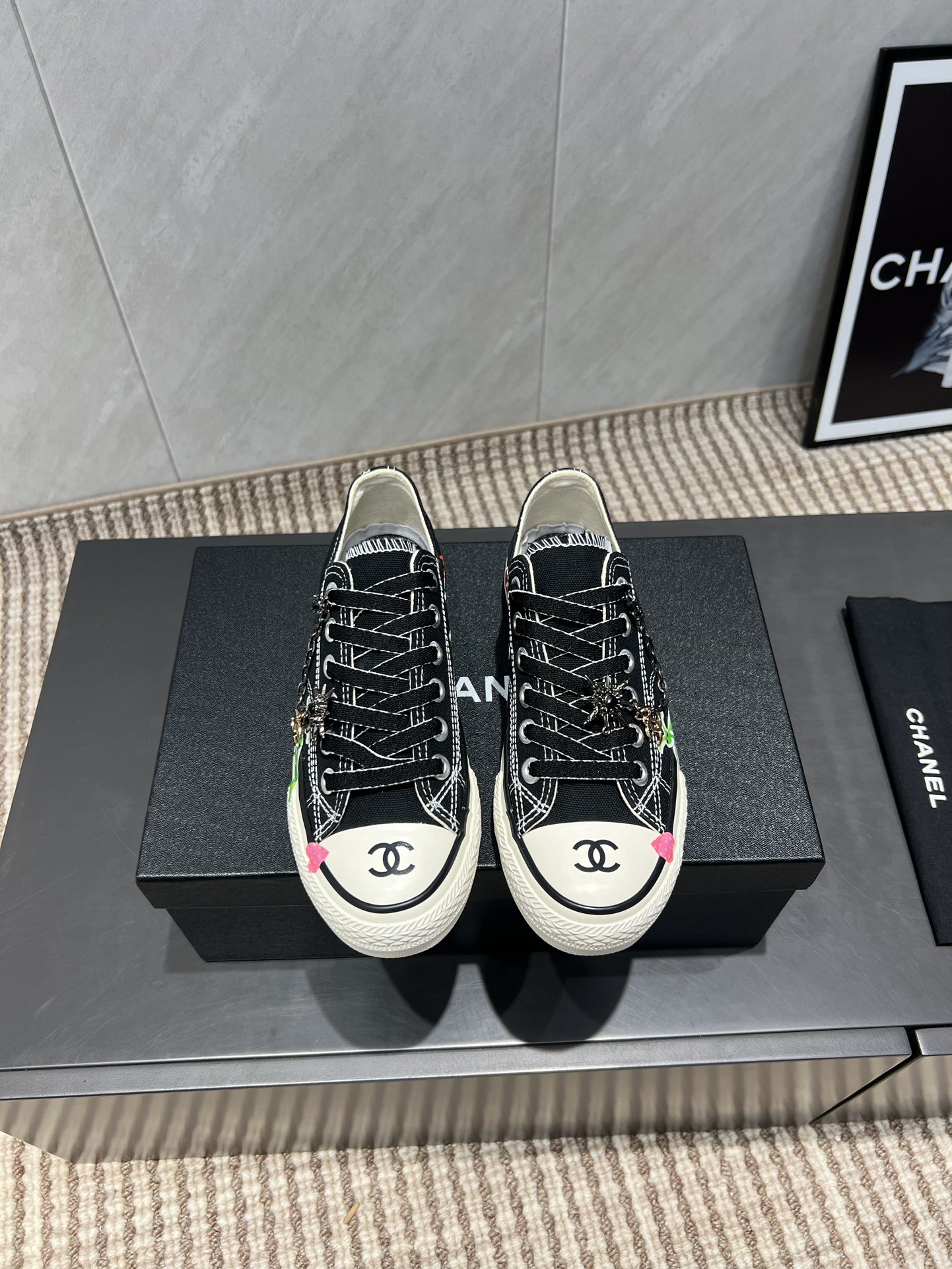 CHANEL 샤넬 체인 프린팅 로우탑 스니커즈 신발