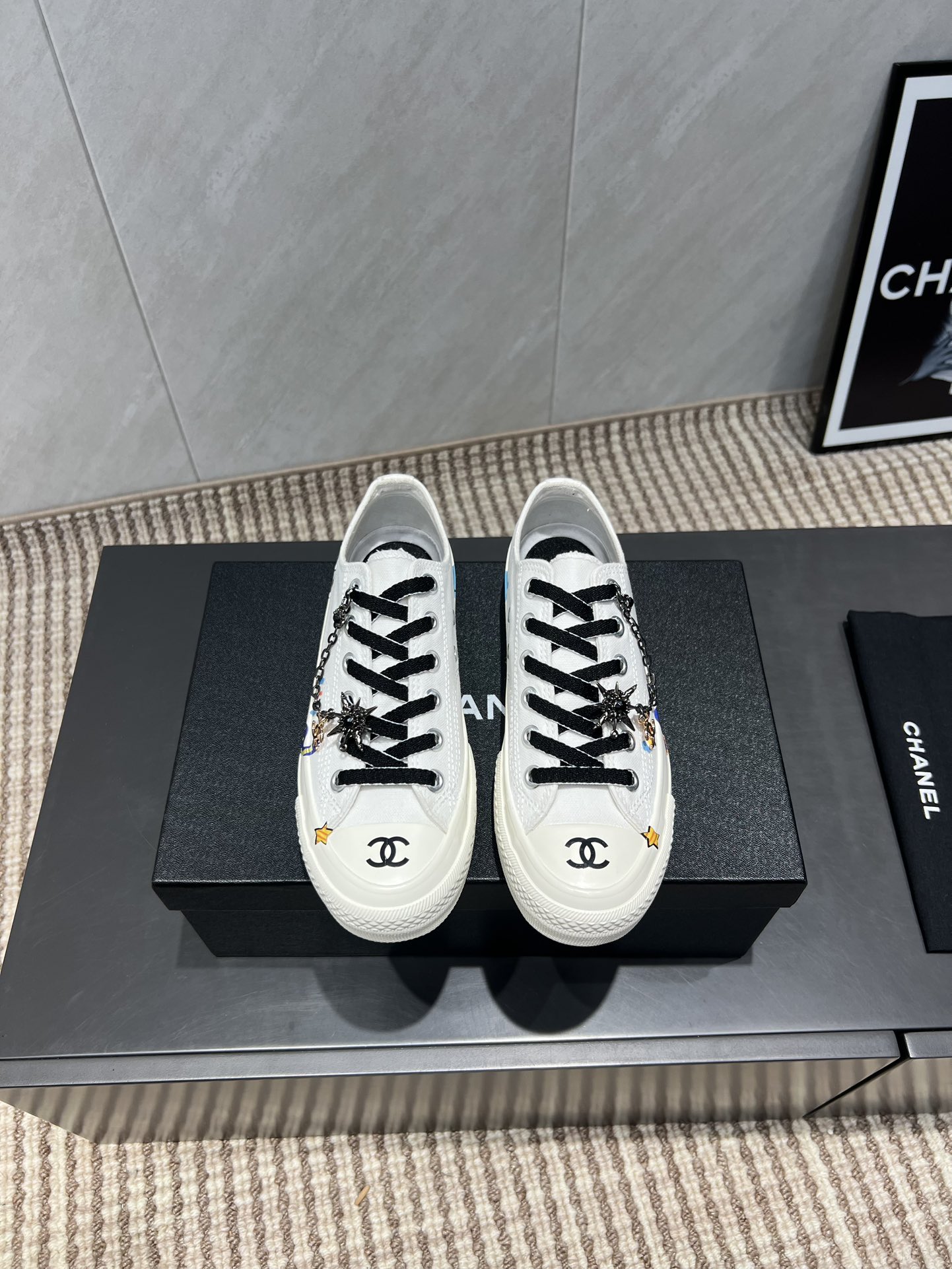 CHANEL 샤넬 체인 프린팅 로우탑 스니커즈 신발
