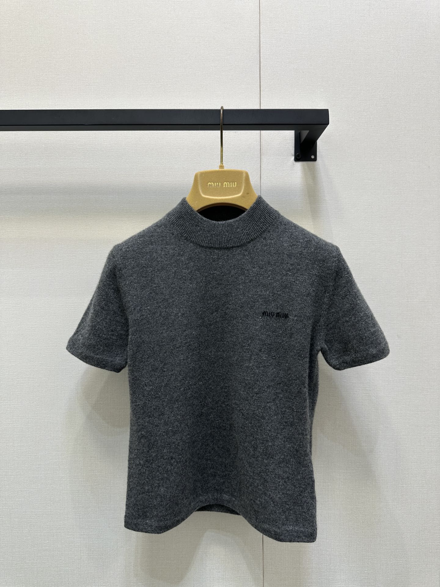 miumiu 미우미우 레트로 무드 캐시미어 니트 반팔 상의 의류