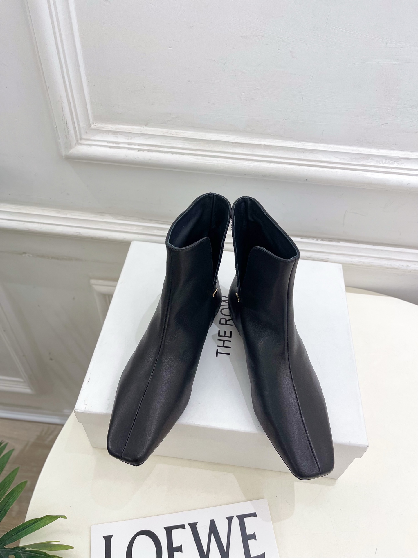 The Row 더 로우 V컷 스퀘어토 플랫 부츠 신발