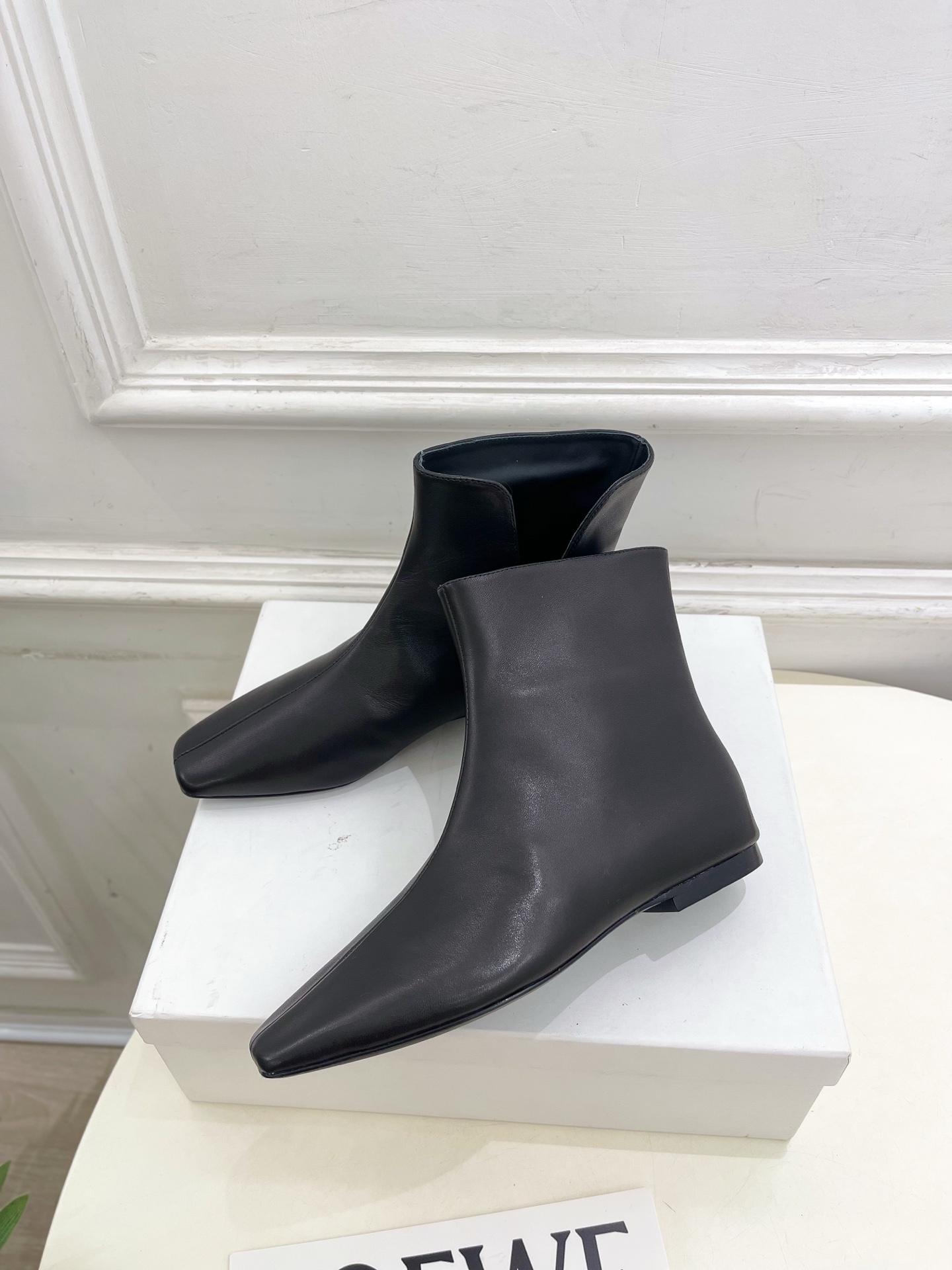 The Row 더 로우 V컷 스퀘어토 플랫 부츠 신발