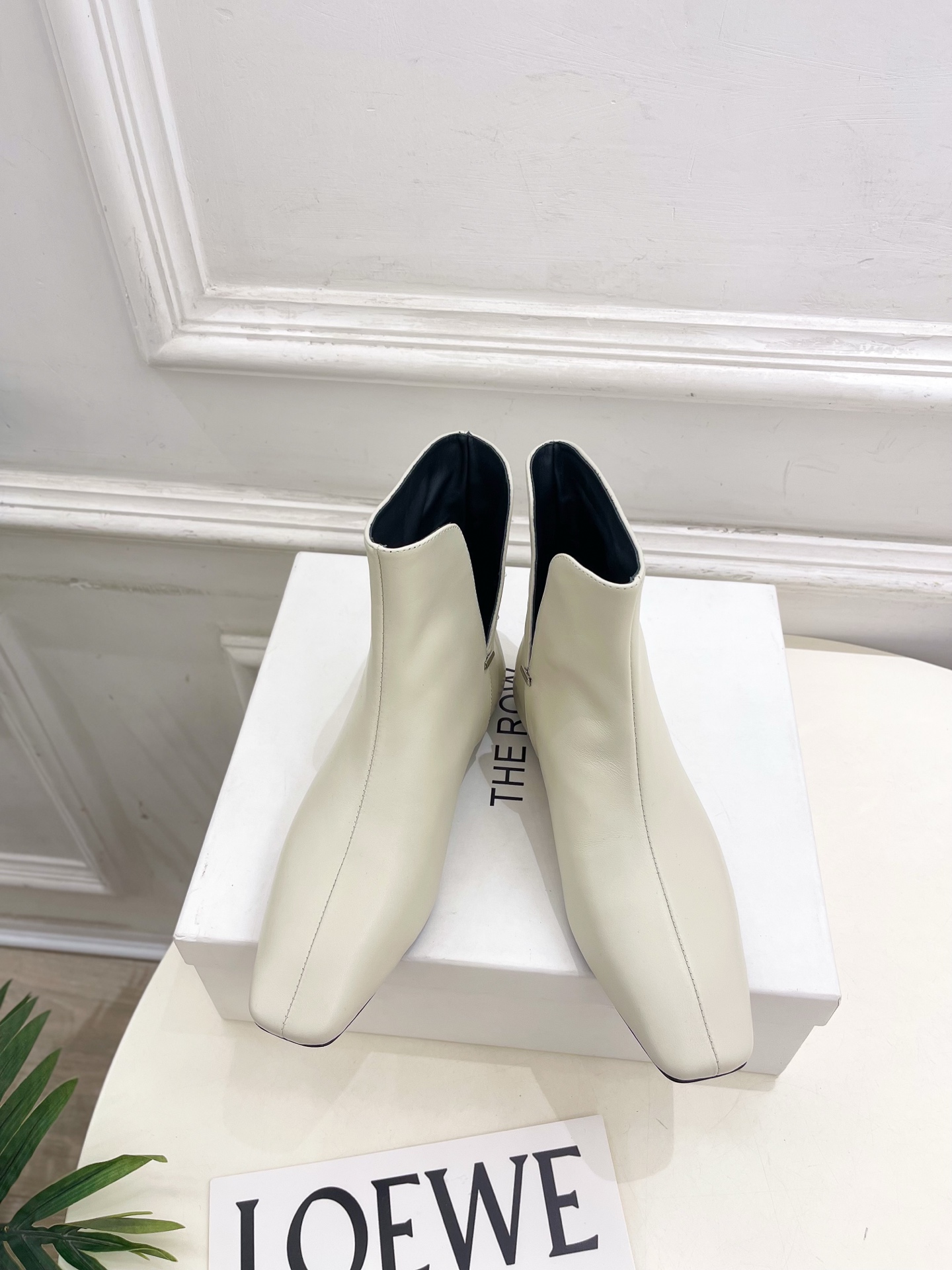 The Row 더 로우 V컷 스퀘어토 플랫 부츠 신발