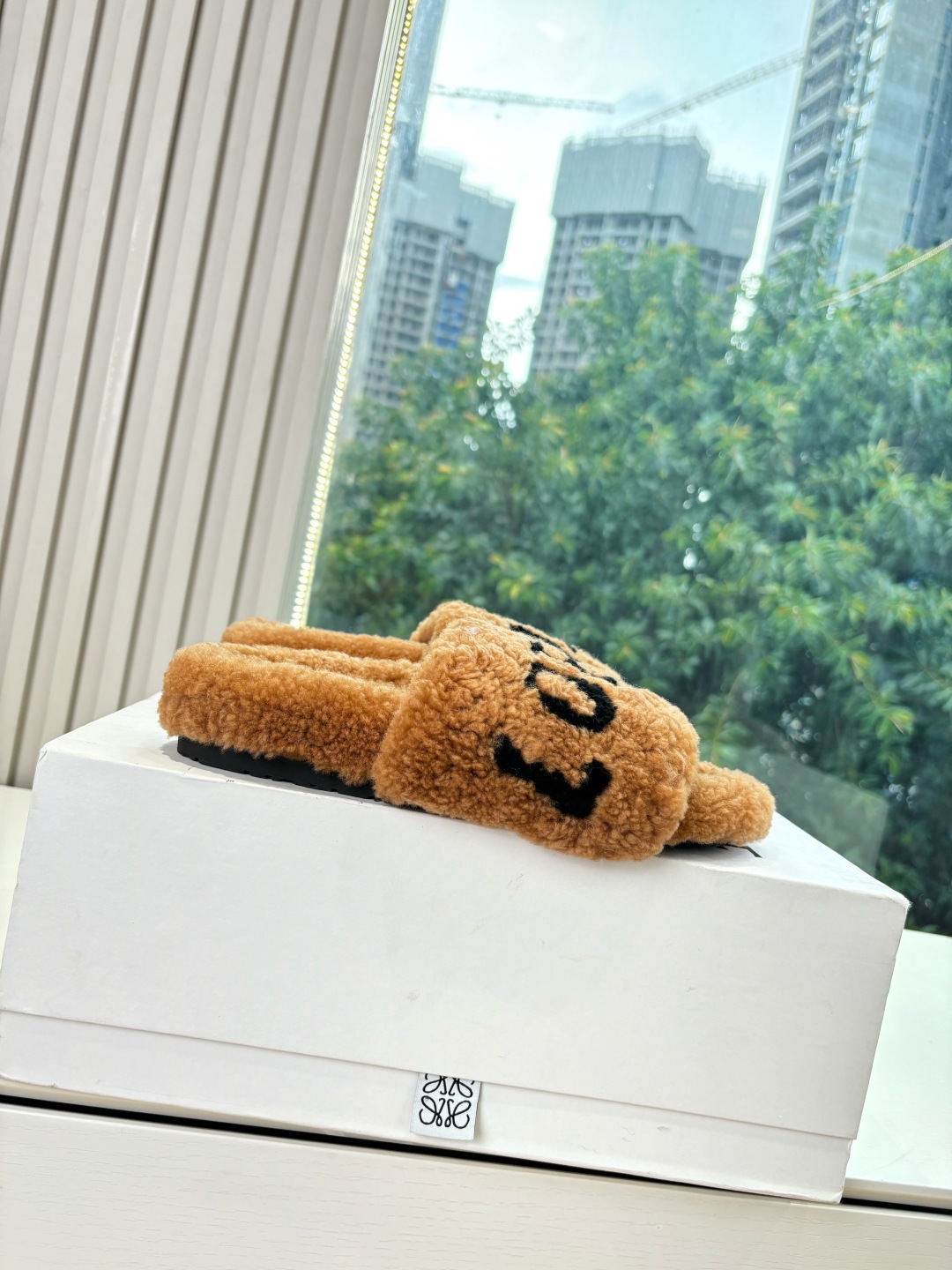 LOEWE 로에베 퍼 슬리퍼 신발