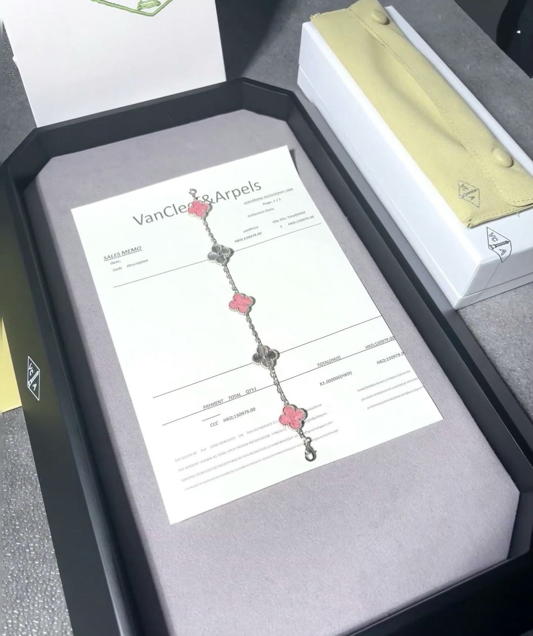 Van Cleef & Arpels 반클리프 아펠 V자형 손목 팔찌