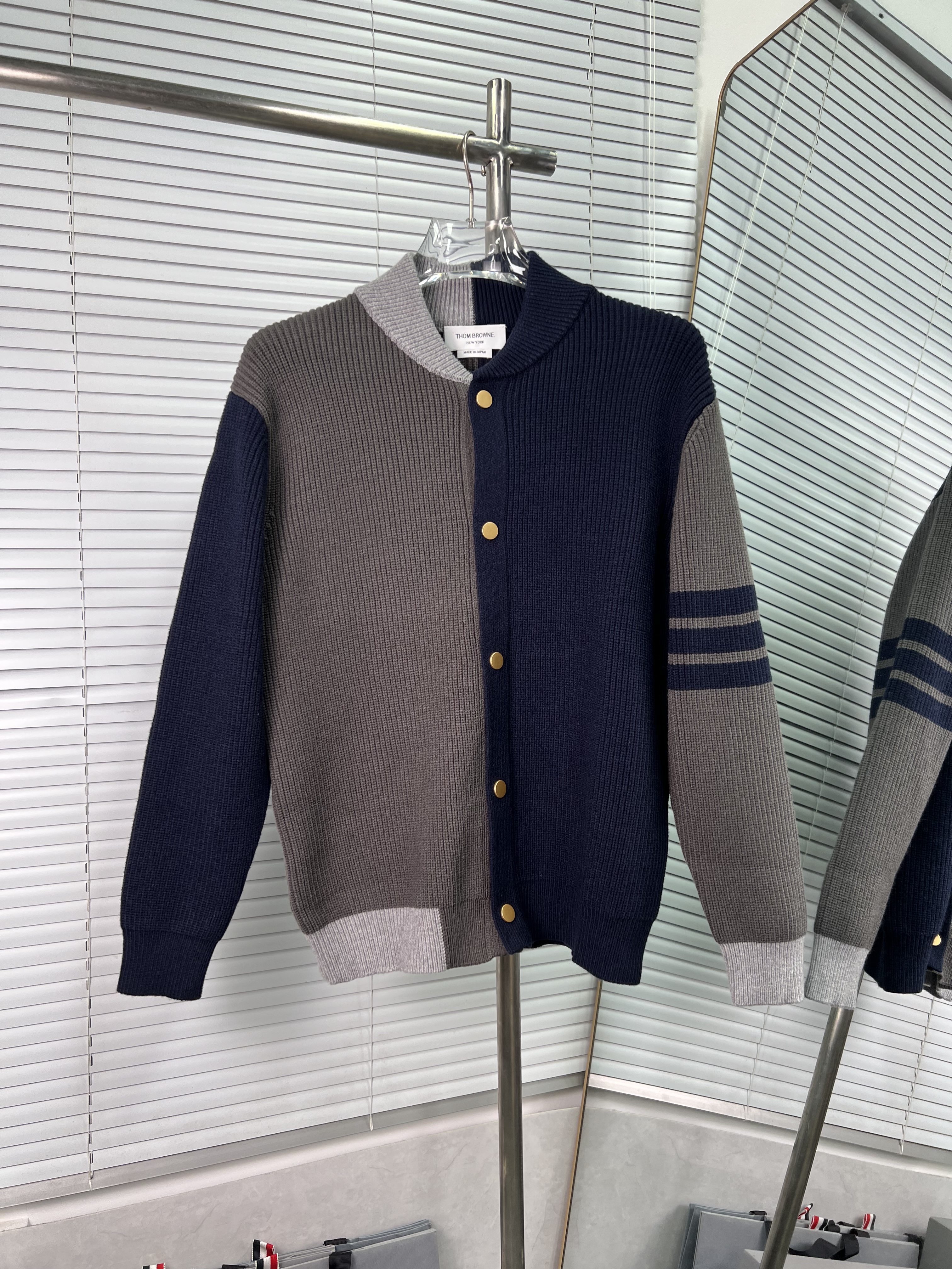 THOM BROWNE 톰브라운 배색 울 가디건 의류