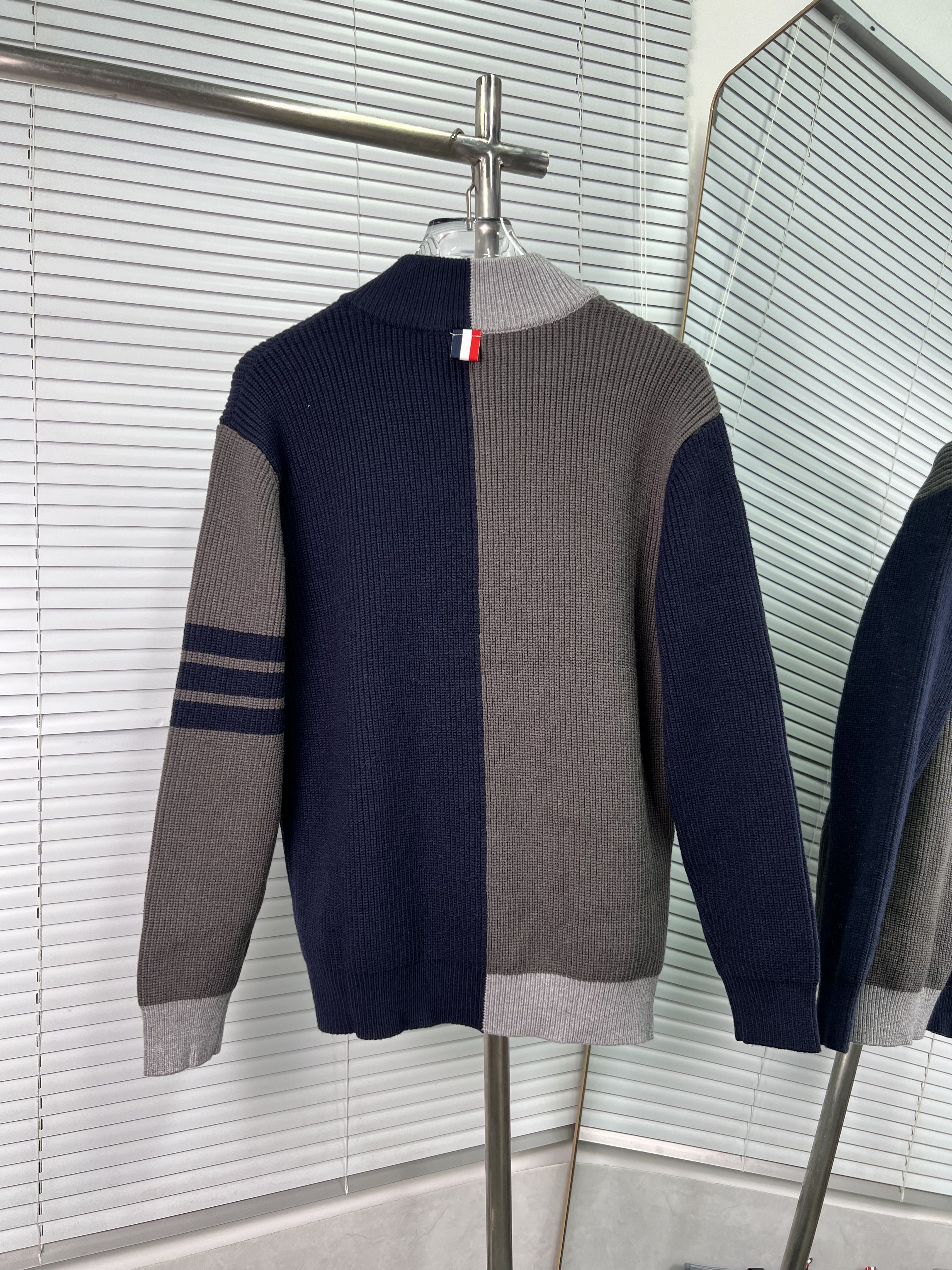 THOM BROWNE 톰브라운 배색 울 가디건 의류