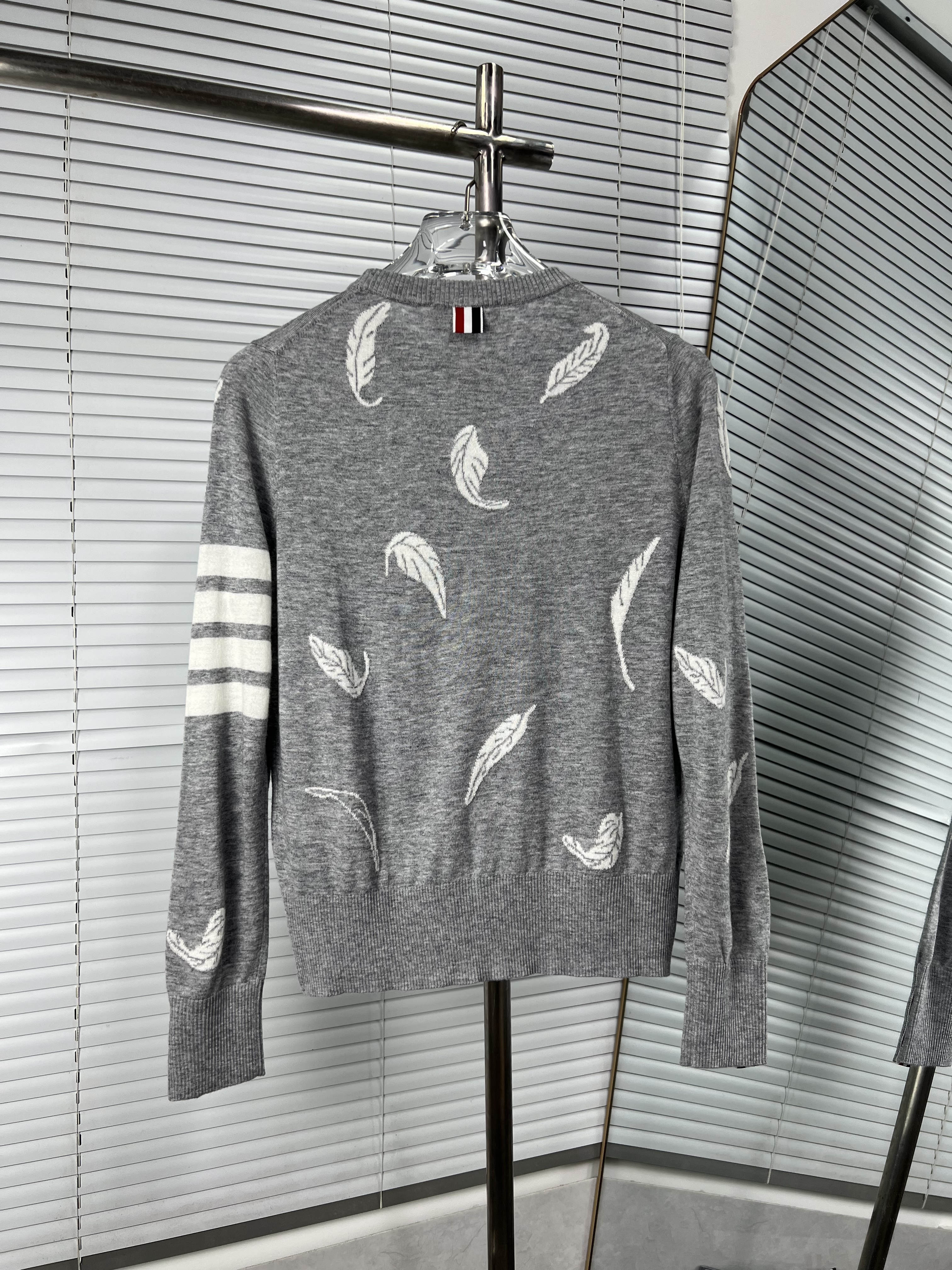 Thom Browne 톰브라운 신상 깃털 자수 울 니트 의류