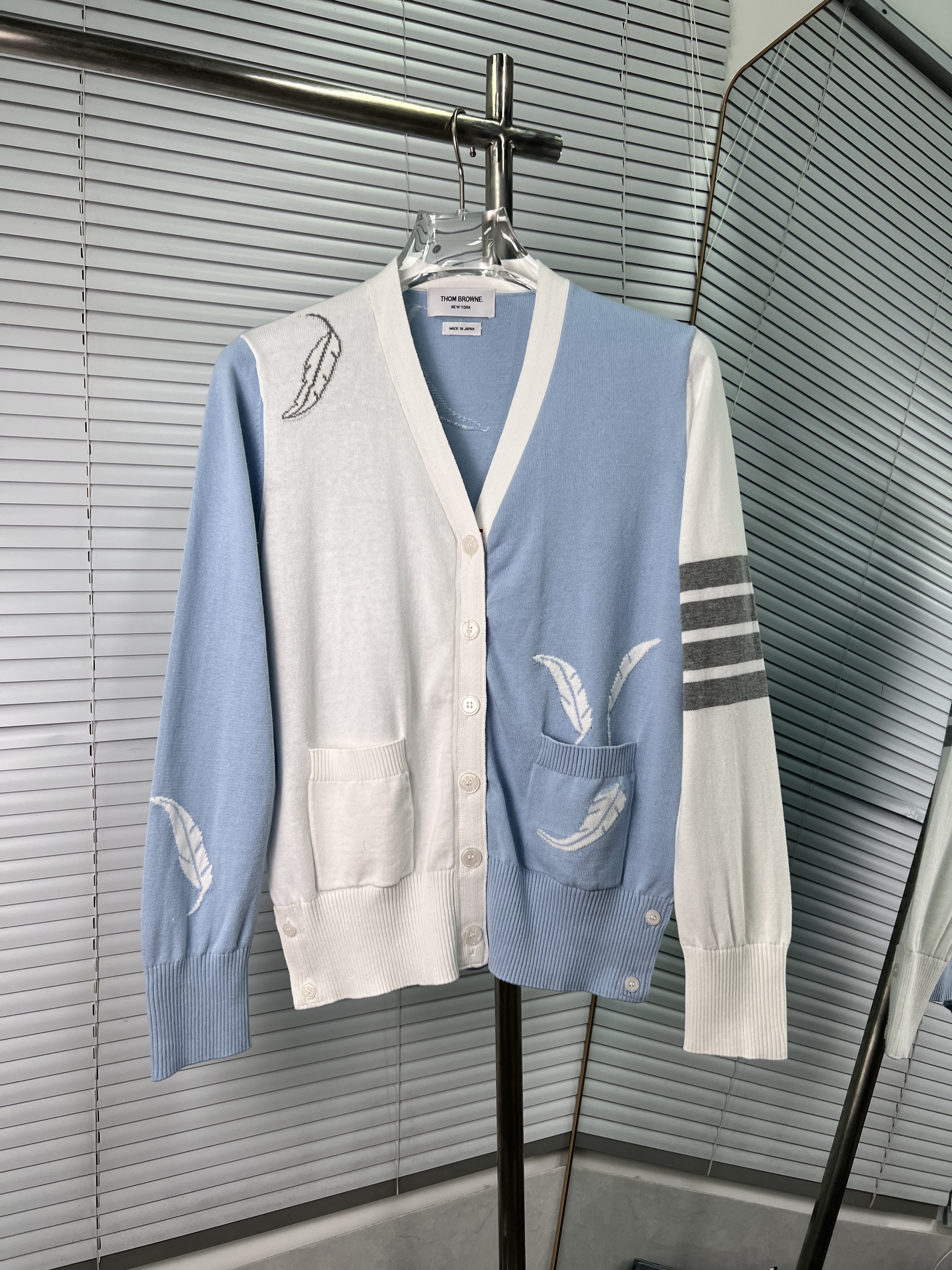Thom Browne 톰브라운 깃털 패턴 V넥 니트 가디건 의류