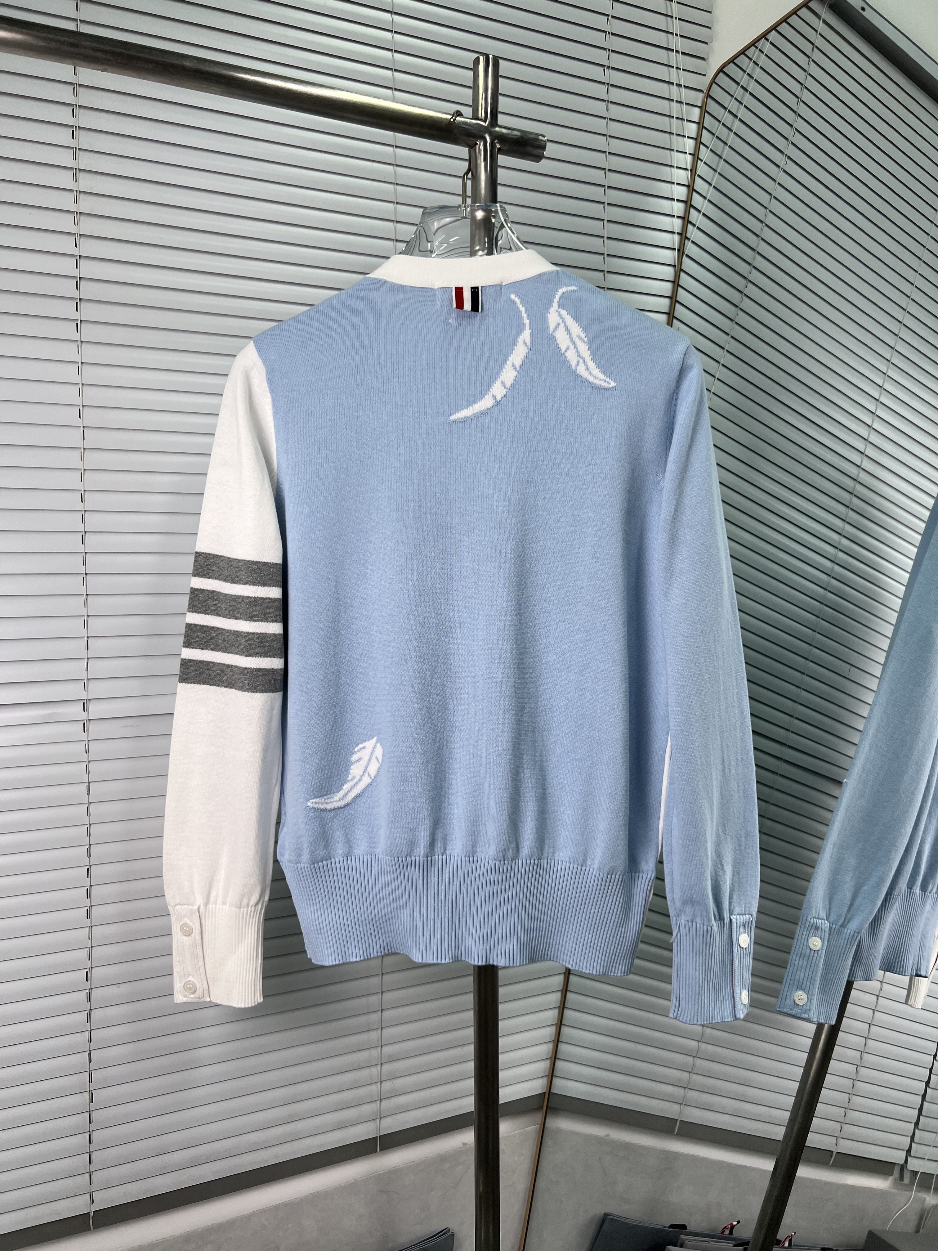 Thom Browne 톰브라운 깃털 패턴 V넥 니트 가디건 의류