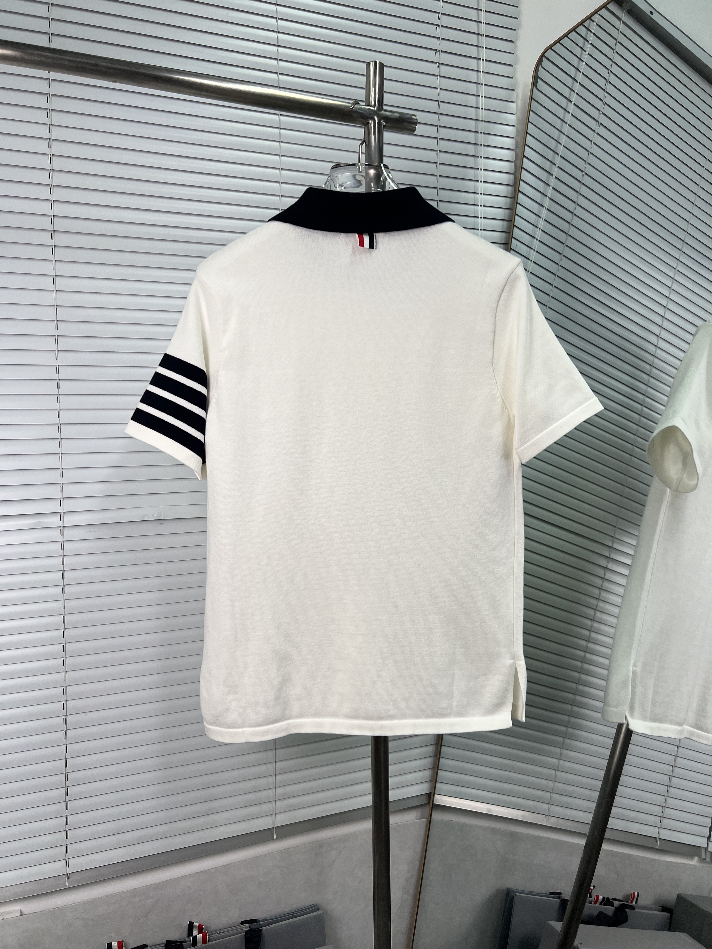 Thom Browne 톰브라운 배색 카라 사선 네 줄 니트 반팔 의류