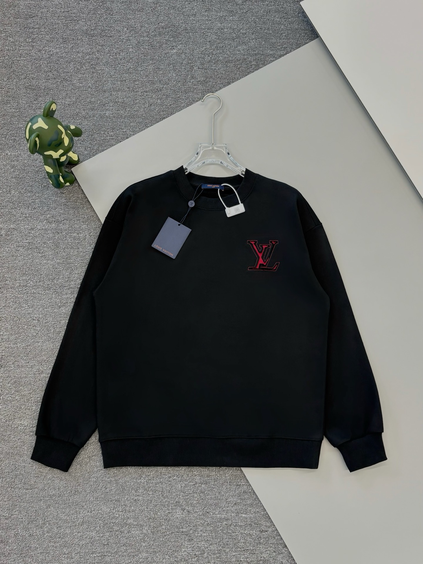 루이비통 LV 전후면 컷팅·버닝 자수 맨투맨 의류