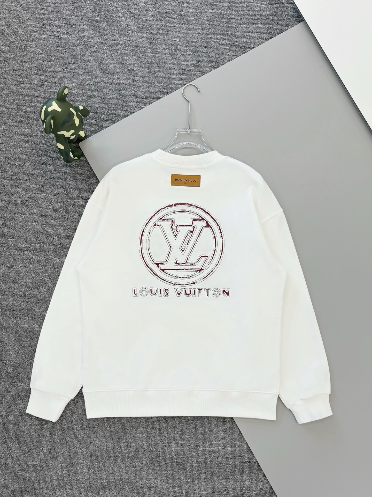 루이비통 LV 전후면 컷팅·버닝 자수 맨투맨 의류