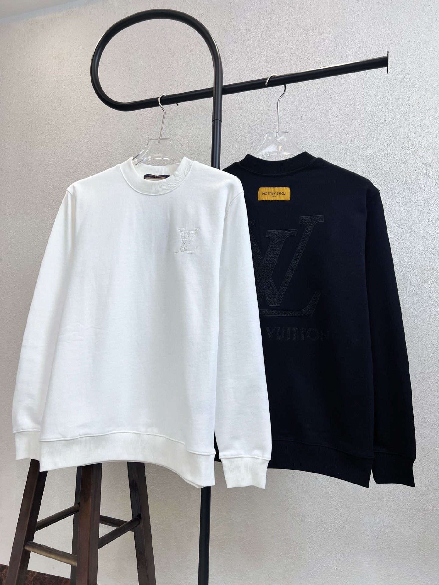 LV 루이비통 전후면 로고 자수 맨투맨 의류