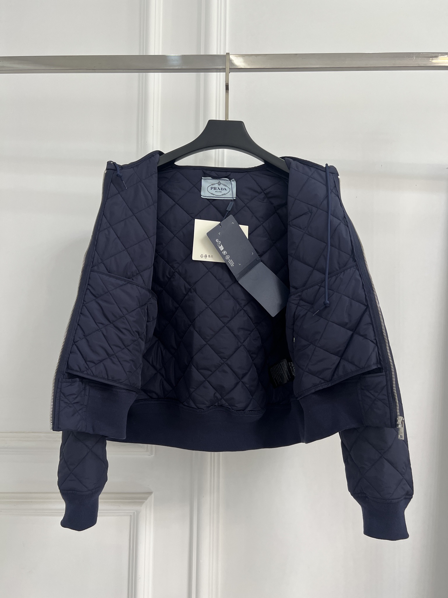 PRADA 프라다 클래식 로고 후드 패딩 점퍼 의류