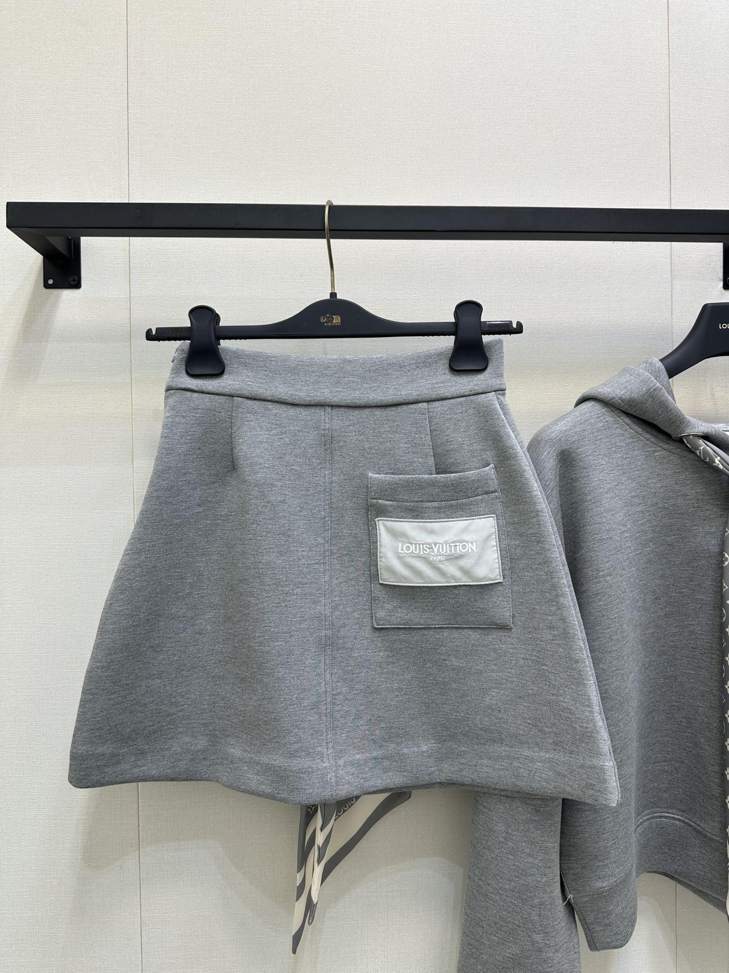 LV 루이비통 후드 티셔츠 상의 + 스커트 치마 세트 의류