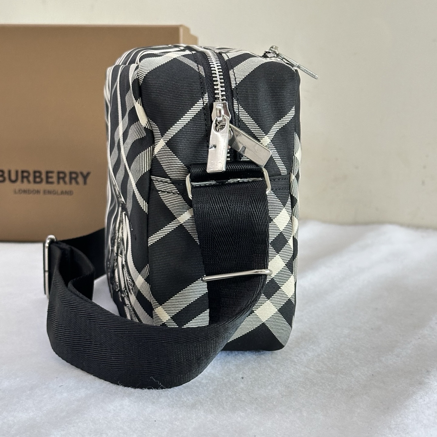 Burberry 버버리 블랙 화이트 체크 크로스백 가방