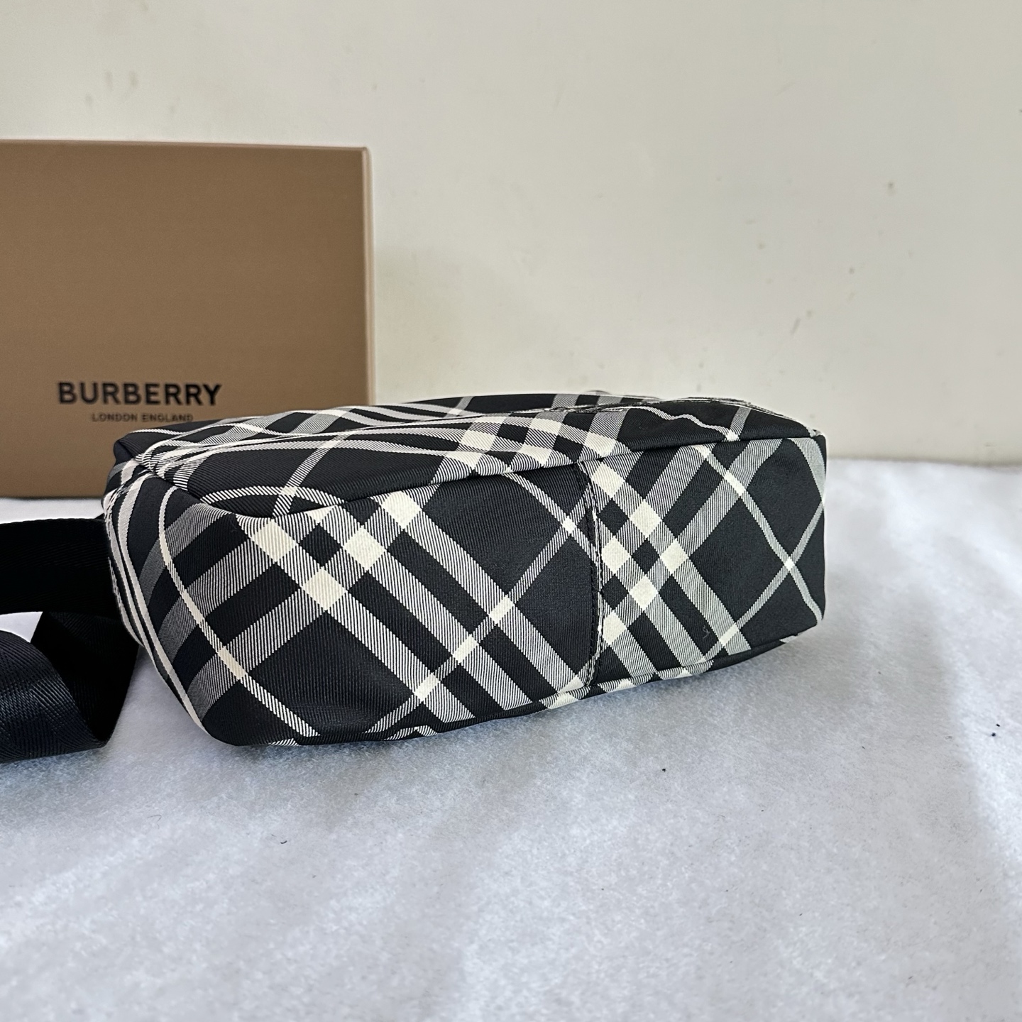 Burberry 버버리 블랙 화이트 체크 크로스백 가방