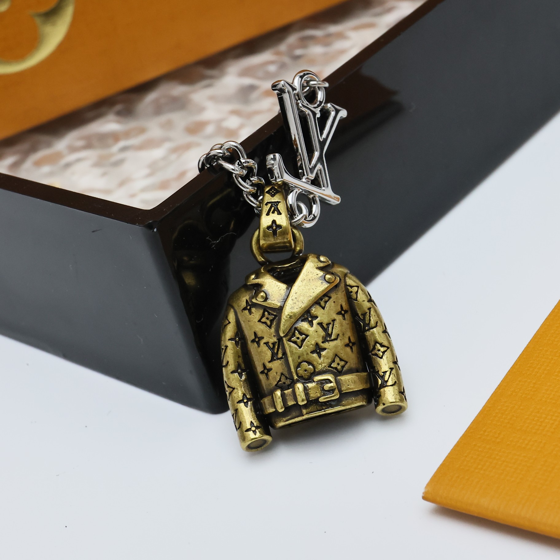 LV  루이비통 재킷 자켓 장식 목걸이 악세사리