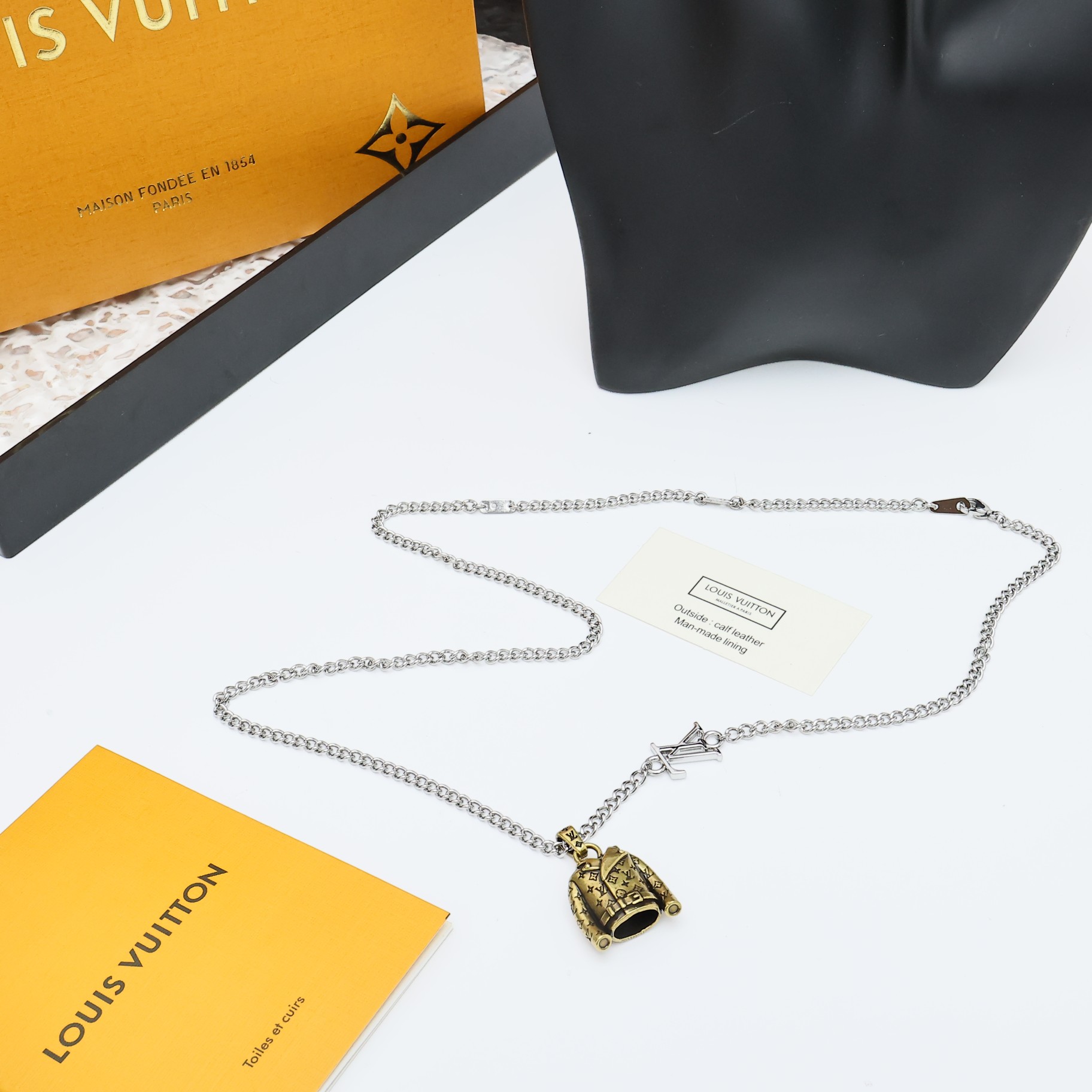 LV  루이비통 재킷 자켓 장식 목걸이 악세사리
