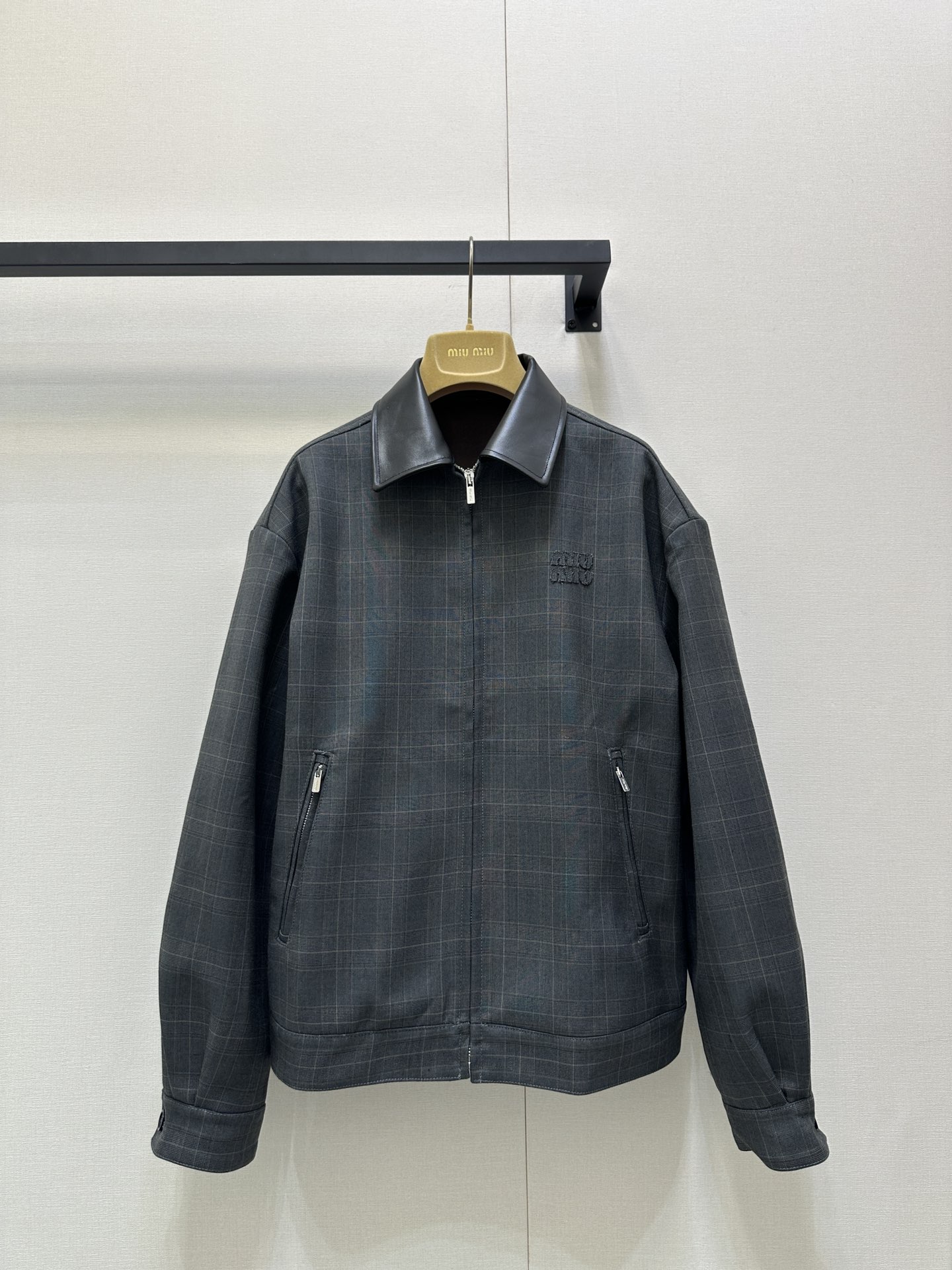 miumiu 미우미우 레터링 자수 체크 가죽 카라 자켓 재킷 의류