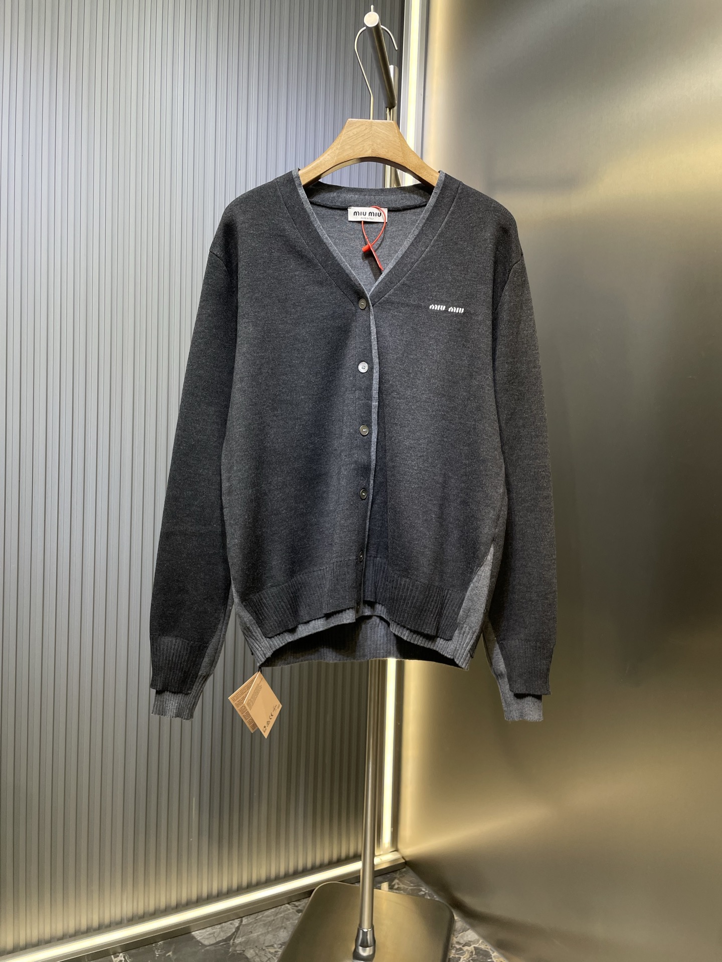 miumiu 미우미우 브이넥 로고 자수 니트 가디건 의류