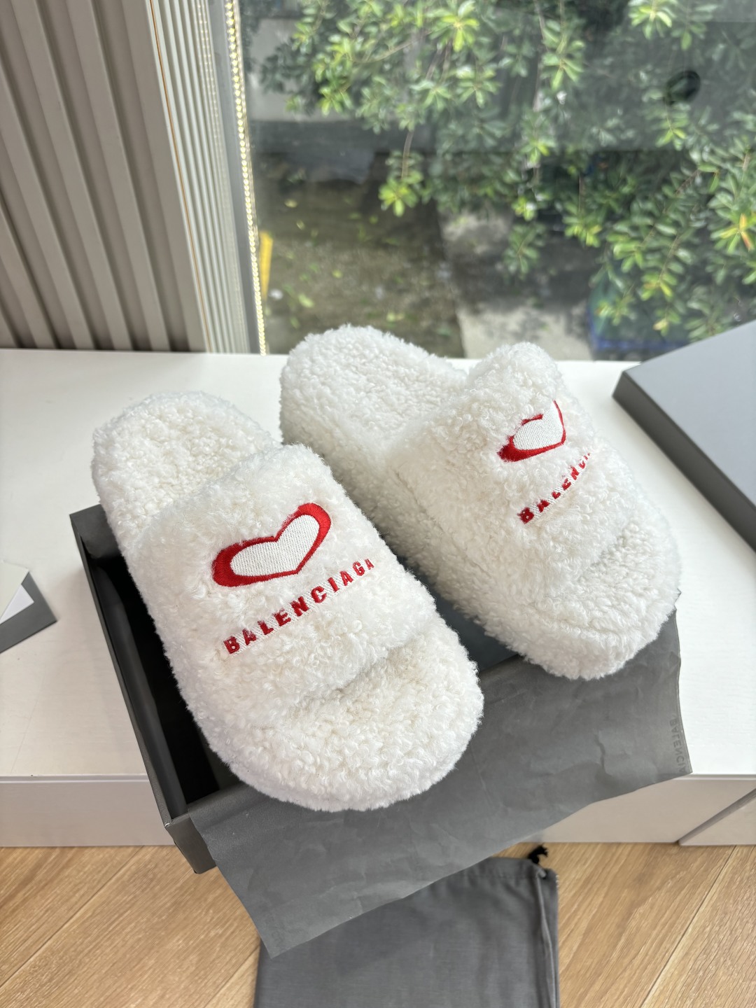 Balenciaga 발렌시아가 통굽 퍼 슬리퍼 신발