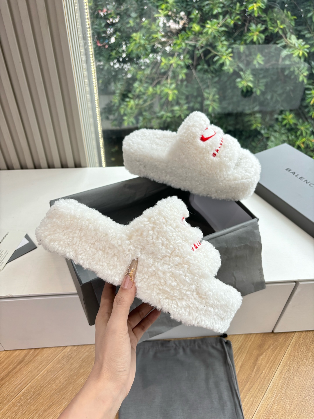 Balenciaga 발렌시아가 통굽 퍼 슬리퍼 신발