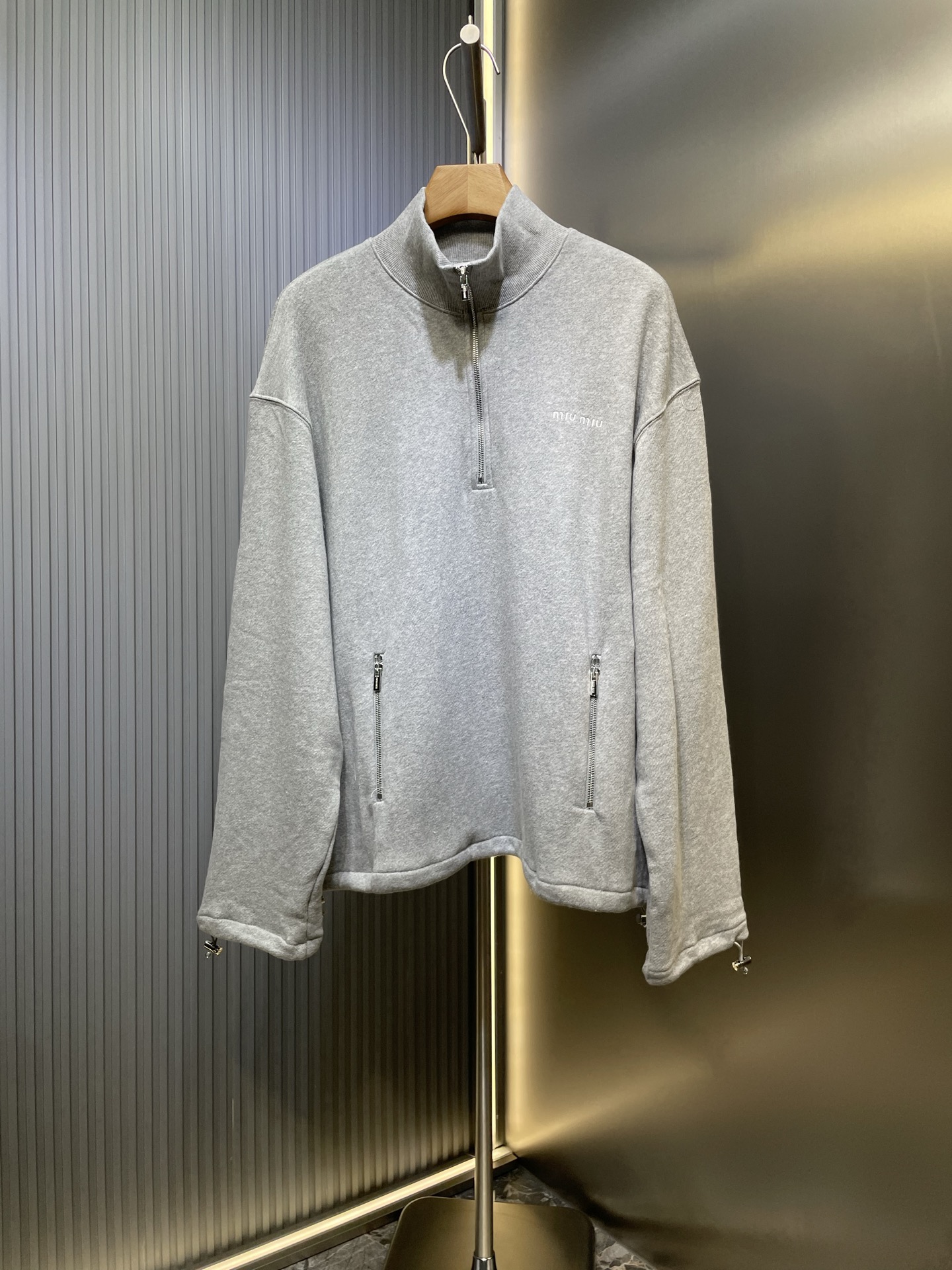 miumiu 미우미우 입체 자수 기모 하이넥 하프 집업 맨투맨 티셔츠 의류