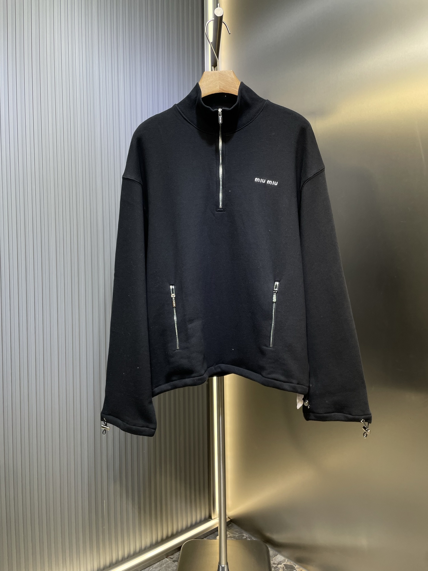 miumiu 미우미우 입체 자수 기모 하이넥 하프 집업 맨투맨 티셔츠 의류