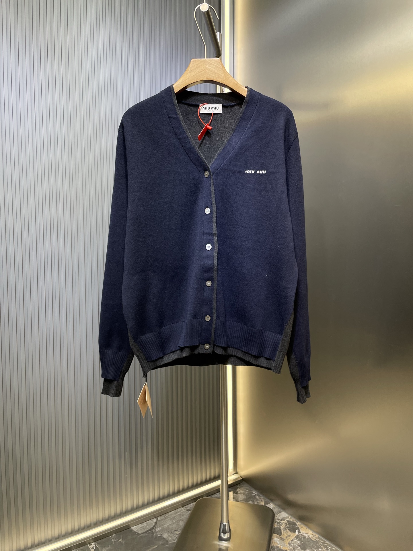 miumiu 미우미우 브이넥 로고 자수 니트 가디건 의류