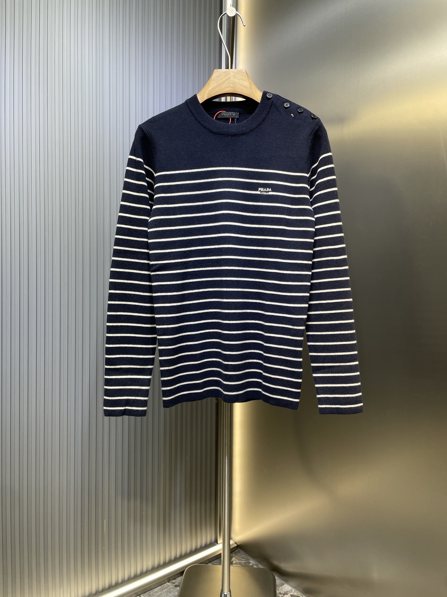 PRADA 프라다 사이드 버튼 스트라이프 자수 긴팔 니트 의류