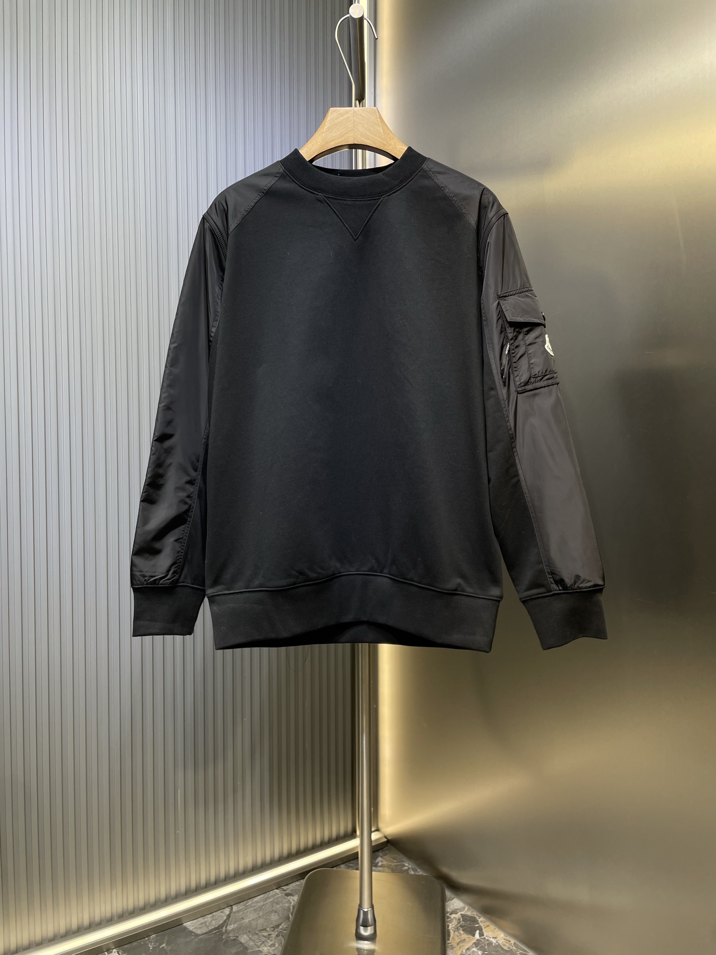 Moncler 몽클레어 몽클레르 로고 포켓 배색 맨투맨 티셔츠 의류