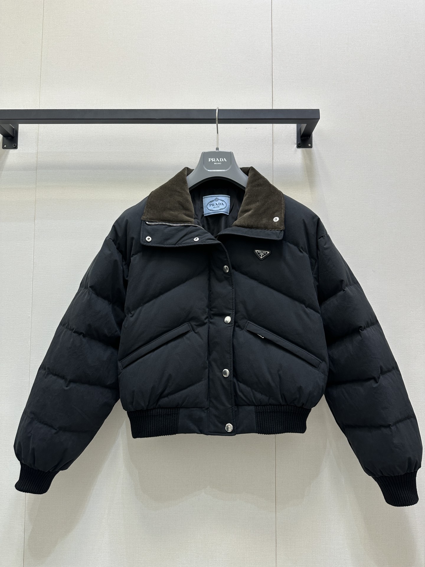 Prada 프라다 삼각 로고 스탠드카라 숏 패딩 점퍼 자켓 의류