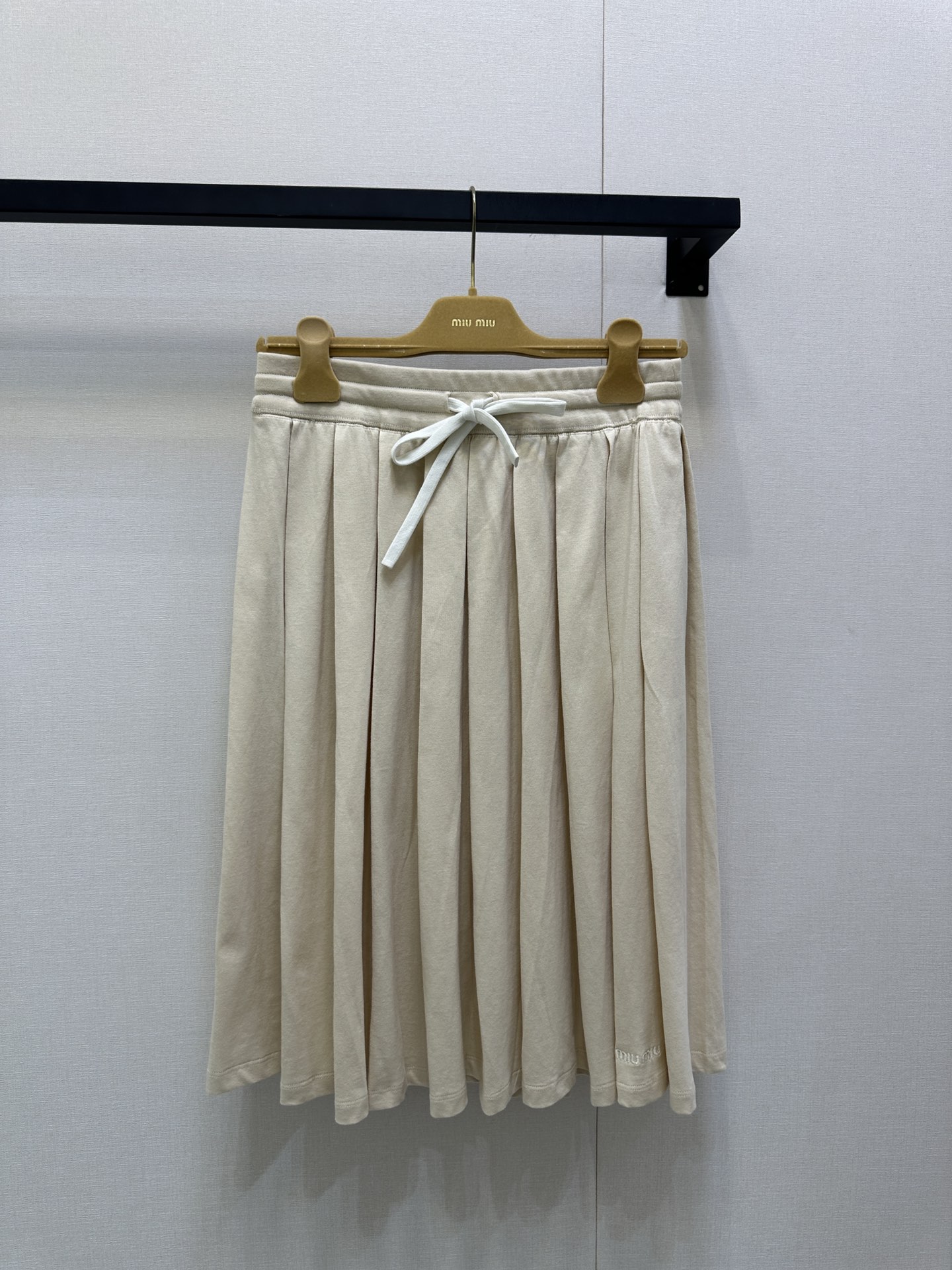 miumiu 미우미우 프리폴 자수 로고 플리츠 미디 스커트 치마 의류