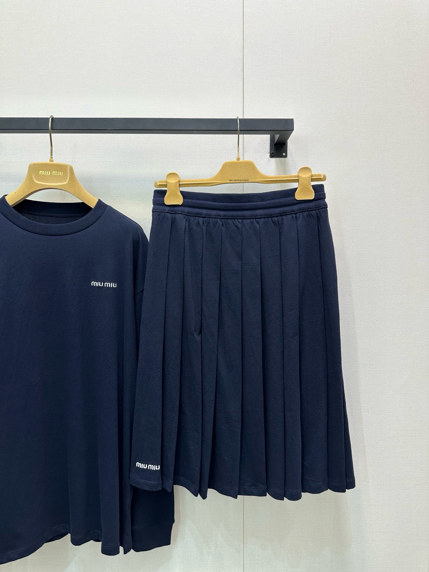 miumiu 미우미우 프리폴 자수 로고 플리츠 미디 스커트 치마 의류