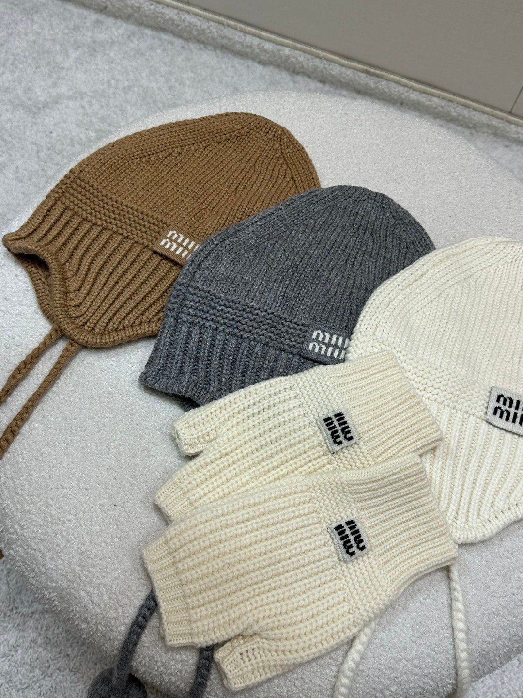 miumiu 미우미우 겨울 방울 니트 모자