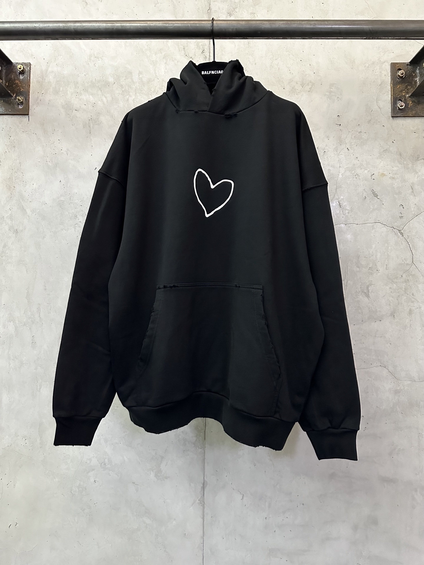 Balenciaga 발렌시아가 워싱·데미지 하트 로고 후드티 의류