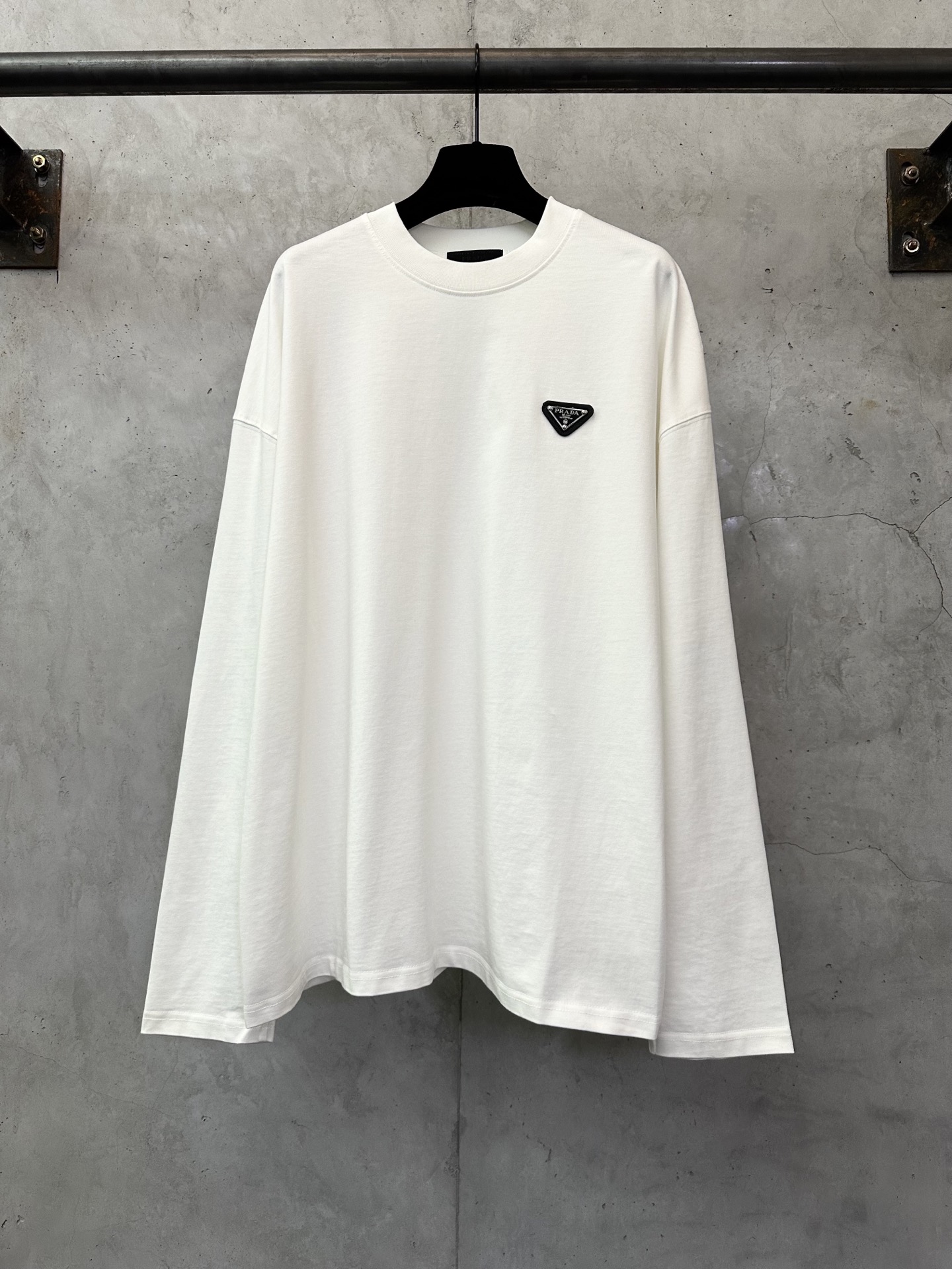 Prada 프라다 가죽 로고 라벨 크루넥 긴팔 티셔츠 의류