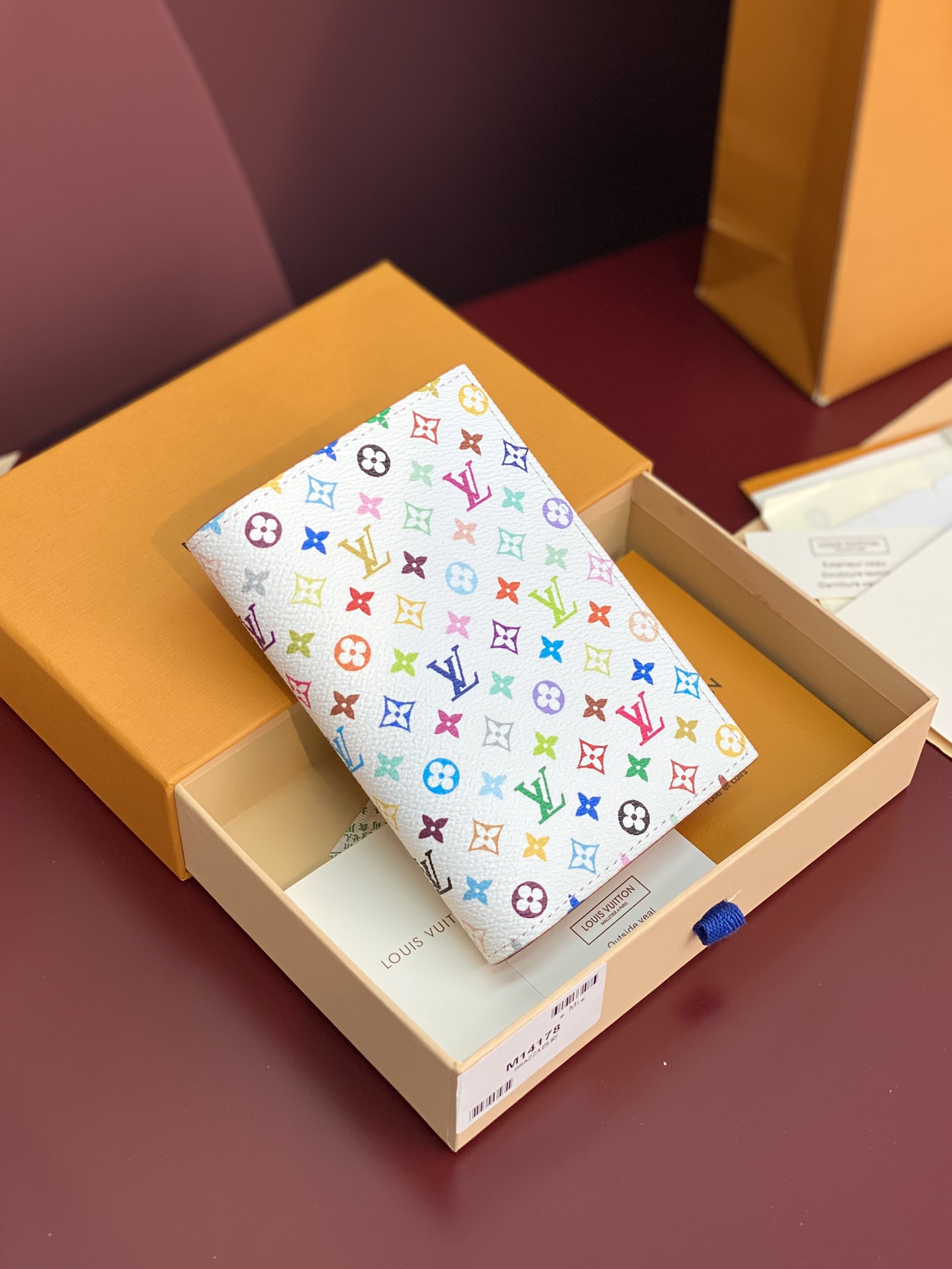 LV × TM 루이비통 화이트 컬러 여권 케이스 지갑