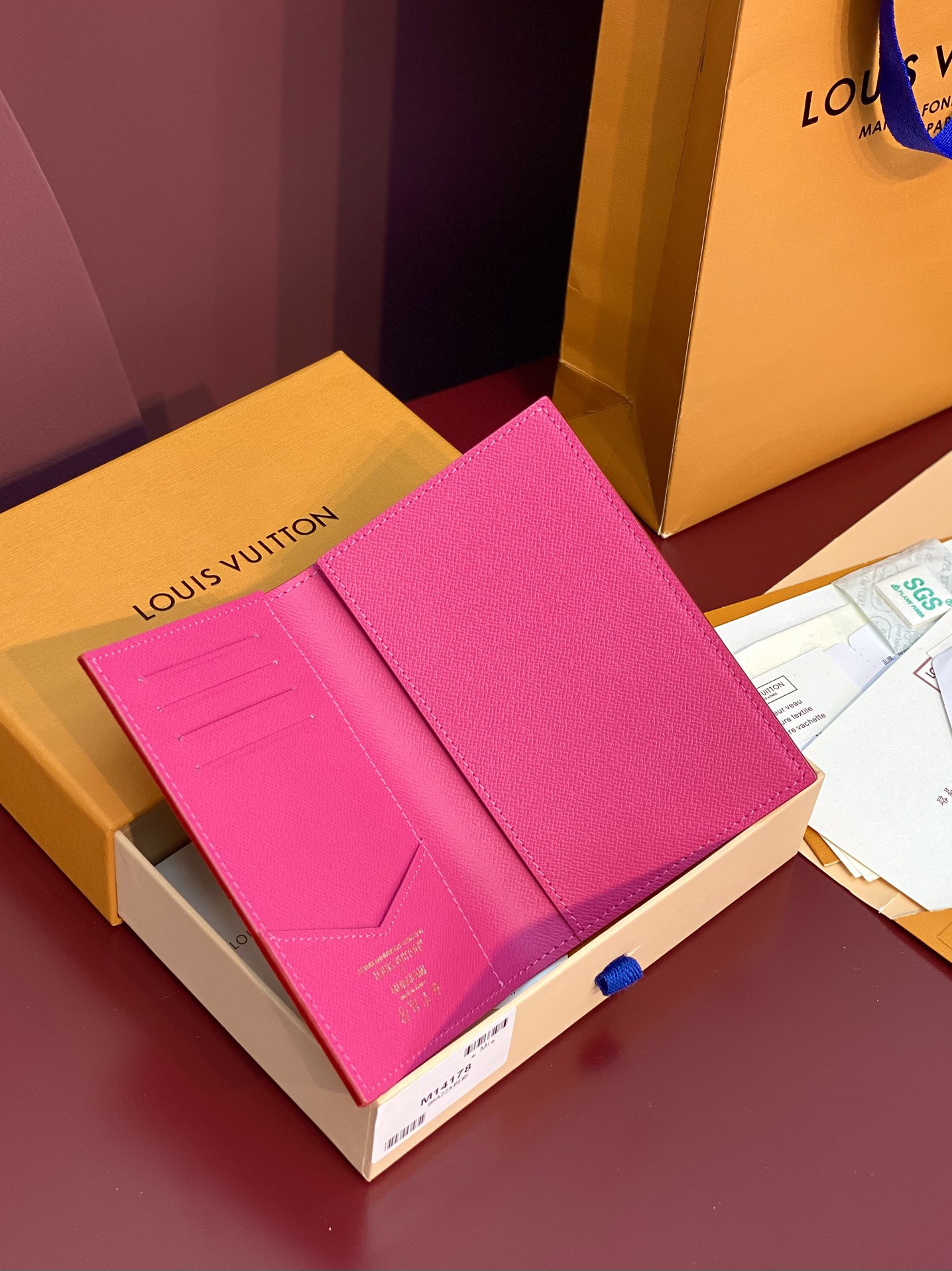 LV × TM 루이비통 화이트 컬러 여권 케이스 지갑