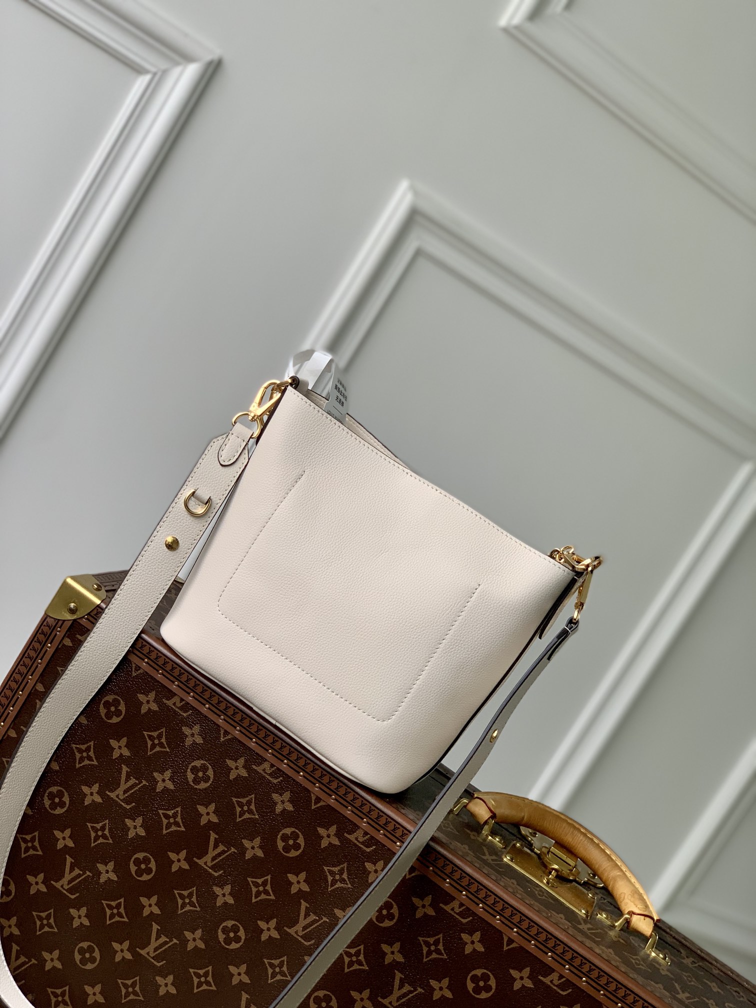 LV 루이비통 M24638 Lock and Walk 버킷백 가방