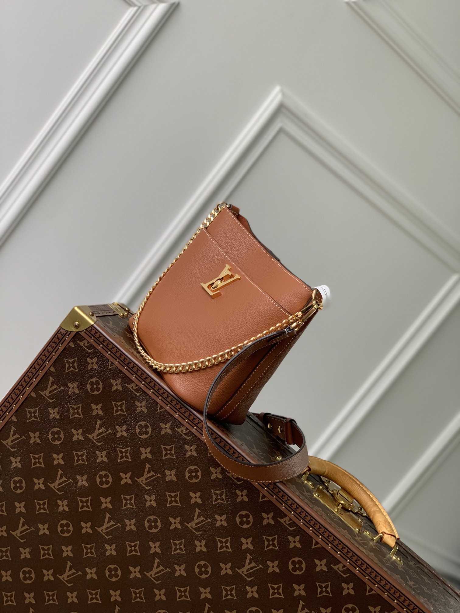LV 루이비통 M24165 Lock and Walk 버킷백 가방