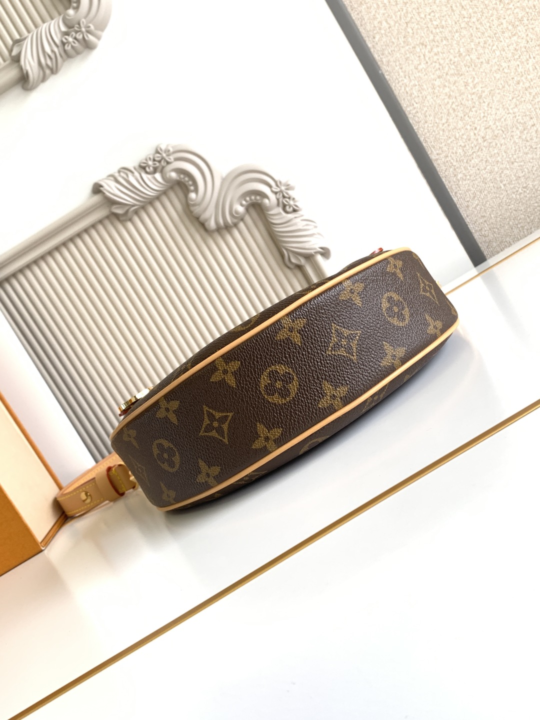 LV 루이비통 Loop 하프문 백 M81098 가방