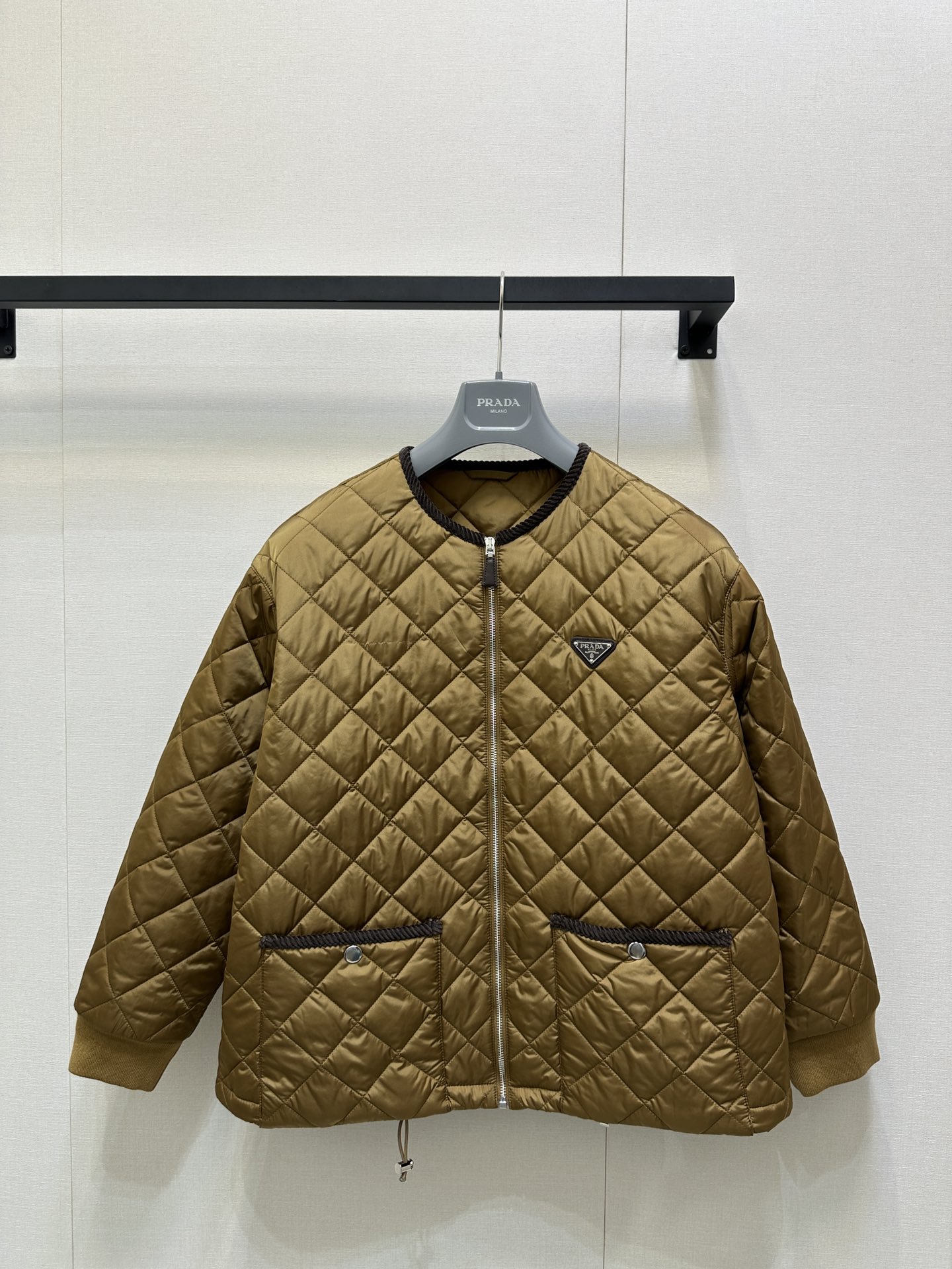 PRADA 프라다 다이아몬드 패턴 퀄팅 라운드넥 패딩 자켓 재킷 의류