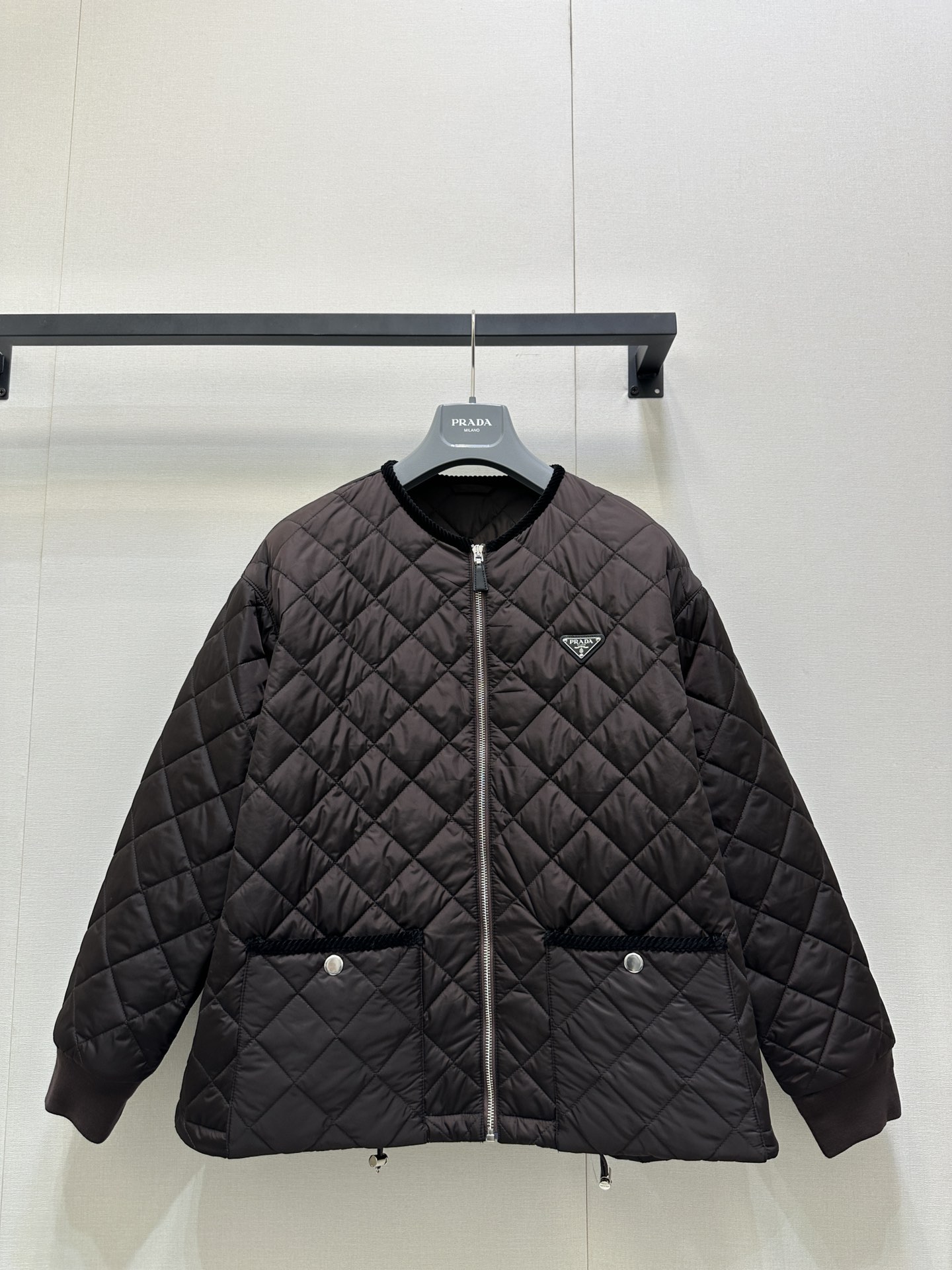 PRADA 프라다 다이아몬드 패턴 퀄팅 라운드넥 패딩 자켓 재킷 의류