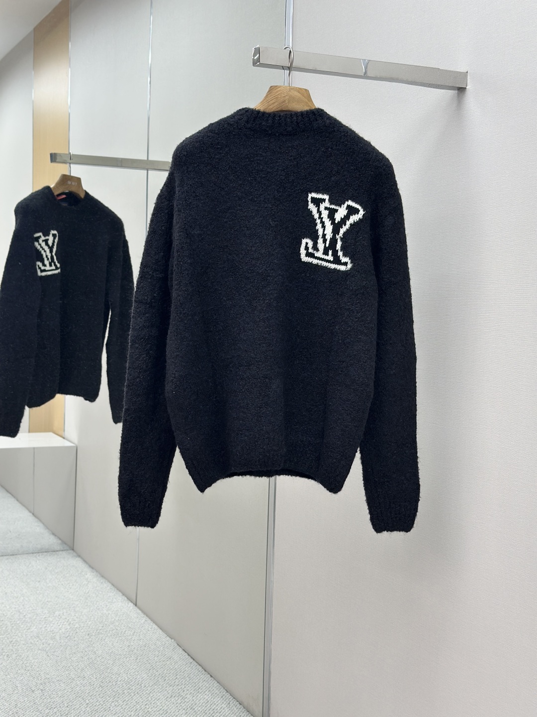 LV LOUIS VUITTON 루이비통 배색 로고 니트 의류