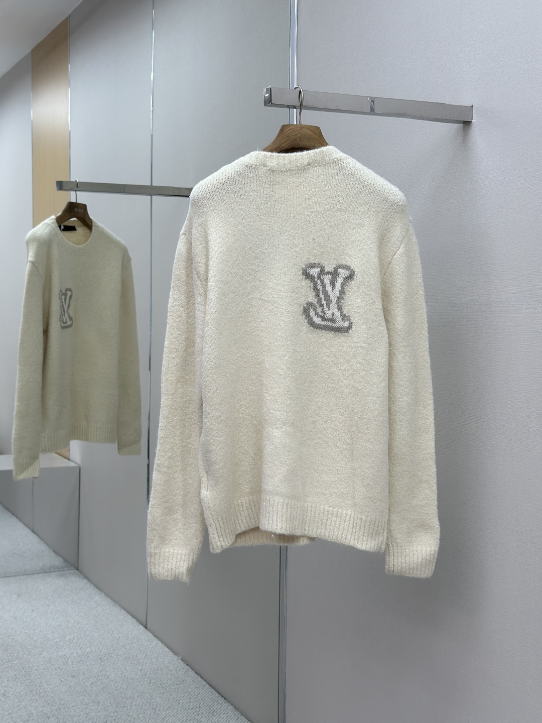 LV LOUIS VUITTON 루이비통 배색 로고 니트 의류