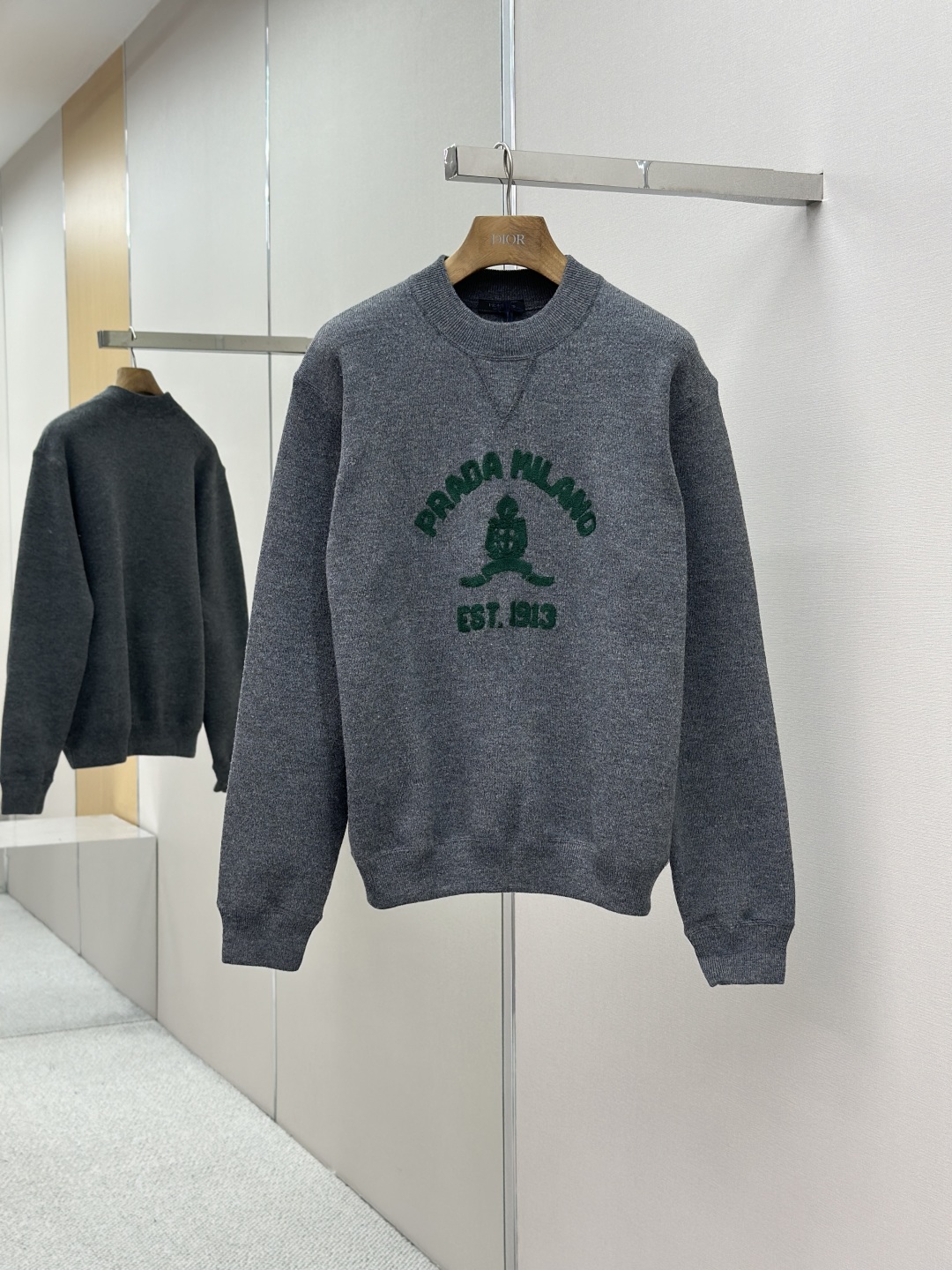 PRADA 프라다 자수 라운드 니트 맨투맨 티셔츠 의류